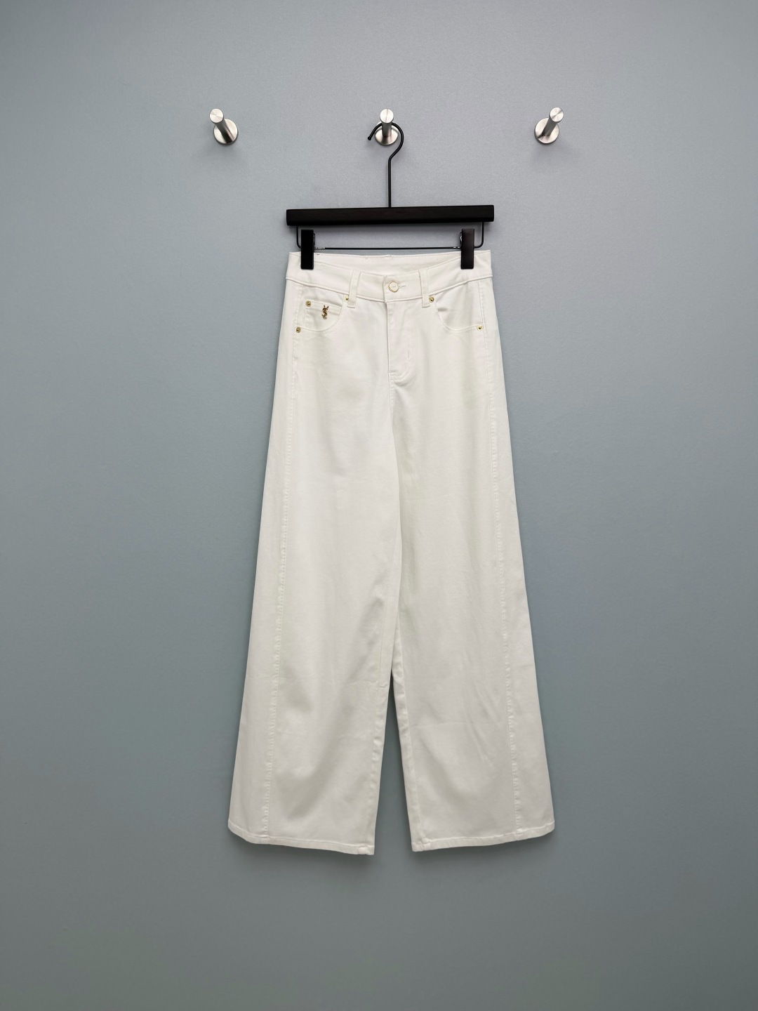 NO:780337,Saint Laure*t 26 new white wide-leg jeans. The high-waisted design shows off your slim waist. The wide-leg pants hide all leg shape problems. The straight leg has a great drape, and you can walk with wind!  Gold YSL metal logo + cowhide leather label, every detail says 'high-end', full of light luxury!  White is really suitable for spring and summer. It is refreshing and clean. You don’t have to choose what to wear, it will look good with any outfit!  It captures the essence of old-money style dressing, and when you put it on, you will look like a walking French pictorial, and you will feel high-end!  Monochrome size 3 SML, saint laurent-clothing, saint laurent, saint laurent, saint laurent,jeans,cowhide,19860909Saint Laure*t 26新款白色阔腿牛仔裤 高腰设计巨显腰细,阔腿裤型藏住所有腿型问题,直筒垂感超绝,走路都带风！ 金色YSL金属标+牛皮皮牌,每一处细节都在说“高级”,轻奢感拉满！ 白色真的太适合春夏了,清爽干净,不挑穿搭,随便搭都好看！老钱风穿搭的精髓被它拿捏得死死的,穿上就是行走的法式画报,高级感直接拉满！单色3码SML,圣罗兰-服装,saint laurent,saint laurent,saint laurent,jeans,cowhide,,Women's clothing