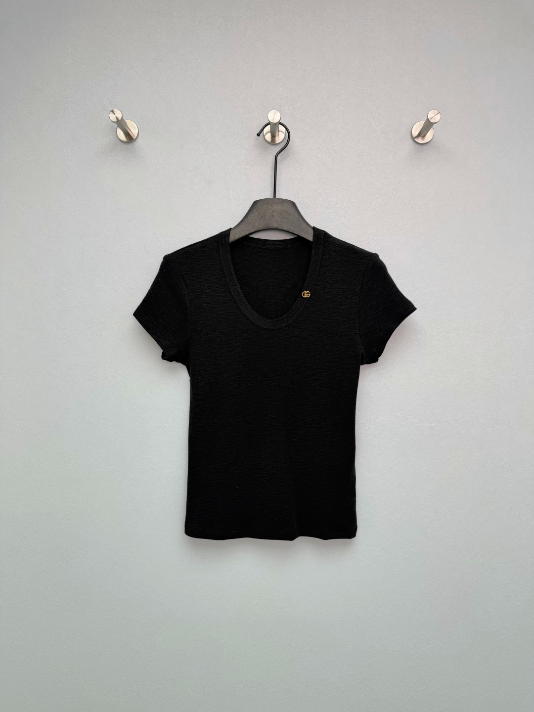 NO:780354,Gucc*26 new double G gold label U-neck slim short-sleeved T-shirt The U-neck design is very girl-friendly. It modifies the face and lengthens the neck. The short length of the dress directly raises the waistline, making your legs longer in seconds!  The double G gold label is full of details, low-key and unobtrusive, and the light luxury feeling is directly full!  The slub cotton fabric is soft and breathable. The three classic colors are suitable for all outfits. It is the universal inner layer in the wardrobe!  Red makes you look whiter and more energetic, off-white makes you feel gentle, and black makes you look slimmer. You can wear these three colors with your eyes closed without being surprised!  3 colors and 3 codes SML, Gucci-clothing, gucci, gucci, T-shirt, tees, t-shirt,19860909Gucc*26新款双G金标U领修身短袖T恤 U领设计太懂女生了,修饰脸型、拉长脖子 短款衣长直接拉高腰线,秒变大长腿！双G金标细节感拉满,低调不张扬,轻奢感直接拉满！ 竹节棉面料柔软透气,三个经典色适配所有穿搭,衣柜里的万能内搭就是它！正红色显白提气,米白温柔,黑色显瘦,三个颜色闭眼入都不踩雷！3色3码SML,古驰-服装,gucci,gucci,T-shirt,tees，t-shirt,,Women's clothing