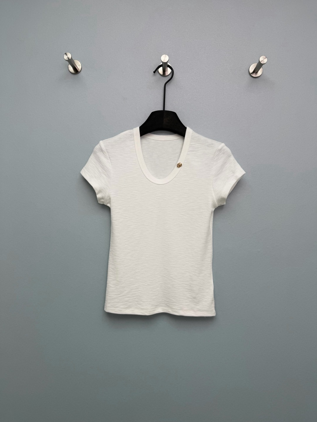 NO:780314,Gucc*26 new double G gold label U-neck slim short-sleeved T-shirt The U-neck design is very girl-friendly. It modifies the face and lengthens the neck. The short length of the dress directly raises the waistline, making your legs longer in seconds!  The double G gold label is full of details, low-key and unobtrusive, and the light luxury feeling is directly full!  The slub cotton fabric is soft and breathable. The three classic colors are suitable for all outfits. It is the universal inner layer in the wardrobe!  Red makes you look whiter and more energetic, off-white makes you feel gentle, and black makes you look slimmer. You can wear these three colors with your eyes closed without being surprised!  3 colors and 3 codes SML, Gucci-clothing, gucci, gucci, T-shirt, tees, t-shirt,19860909Gucc*26新款双G金标U领修身短袖T恤 U领设计太懂女生了,修饰脸型、拉长脖子 短款衣长直接拉高腰线,秒变大长腿！双G金标细节感拉满,低调不张扬,轻奢感直接拉满！ 竹节棉面料柔软透气,三个经典色适配所有穿搭,衣柜里的万能内搭就是它！正红色显白提气,米白温柔,黑色显瘦,三个颜色闭眼入都不踩雷！3色3码SML,古驰-服装,gucci,gucci,T-shirt,tees，t-shirt,,Women's clothing