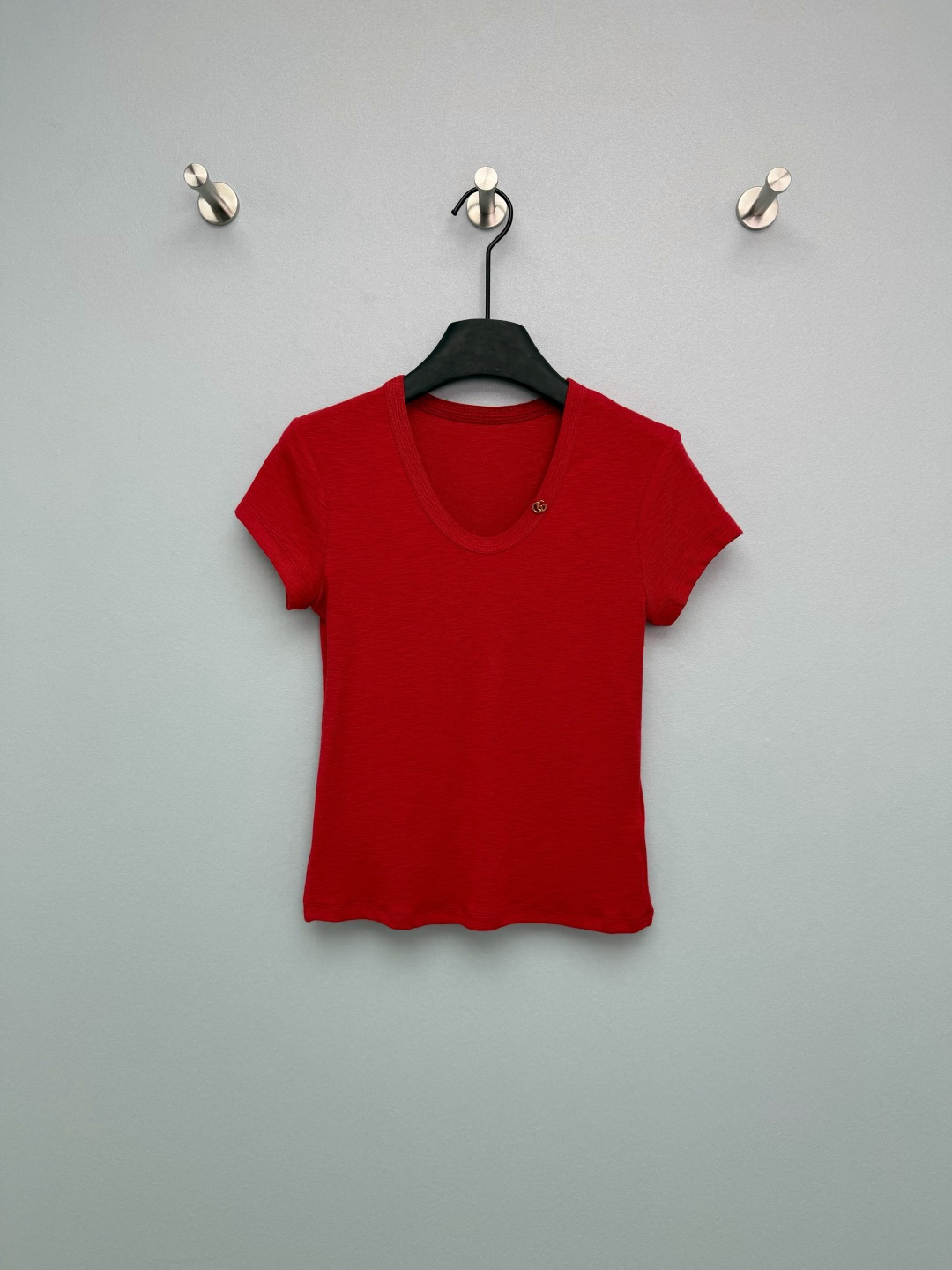NO:780325,Gucc*26 new double G gold label U-neck slim short-sleeved T-shirt The U-neck design is very girl-friendly. It modifies the face and lengthens the neck. The short length of the dress directly raises the waistline, making your legs longer in seconds!  The double G gold label is full of details, low-key and unobtrusive, and the light luxury feeling is directly full!  The slub cotton fabric is soft and breathable. The three classic colors are suitable for all outfits. It is the universal inner layer in the wardrobe!  Red makes you look whiter and more energetic, off-white makes you feel gentle, and black makes you look slimmer. You can wear these three colors with your eyes closed without being surprised!  3 colors and 3 codes SML, Gucci-clothing, gucci, gucci, T-shirt, tees, t-shirt,19860909Gucc*26新款双G金标U领修身短袖T恤 U领设计太懂女生了,修饰脸型、拉长脖子 短款衣长直接拉高腰线,秒变大长腿！双G金标细节感拉满,低调不张扬,轻奢感直接拉满！ 竹节棉面料柔软透气,三个经典色适配所有穿搭,衣柜里的万能内搭就是它！正红色显白提气,米白温柔,黑色显瘦,三个颜色闭眼入都不踩雷！3色3码SML,古驰-服装,gucci,gucci,T-shirt,tees，t-shirt,,Women's clothing