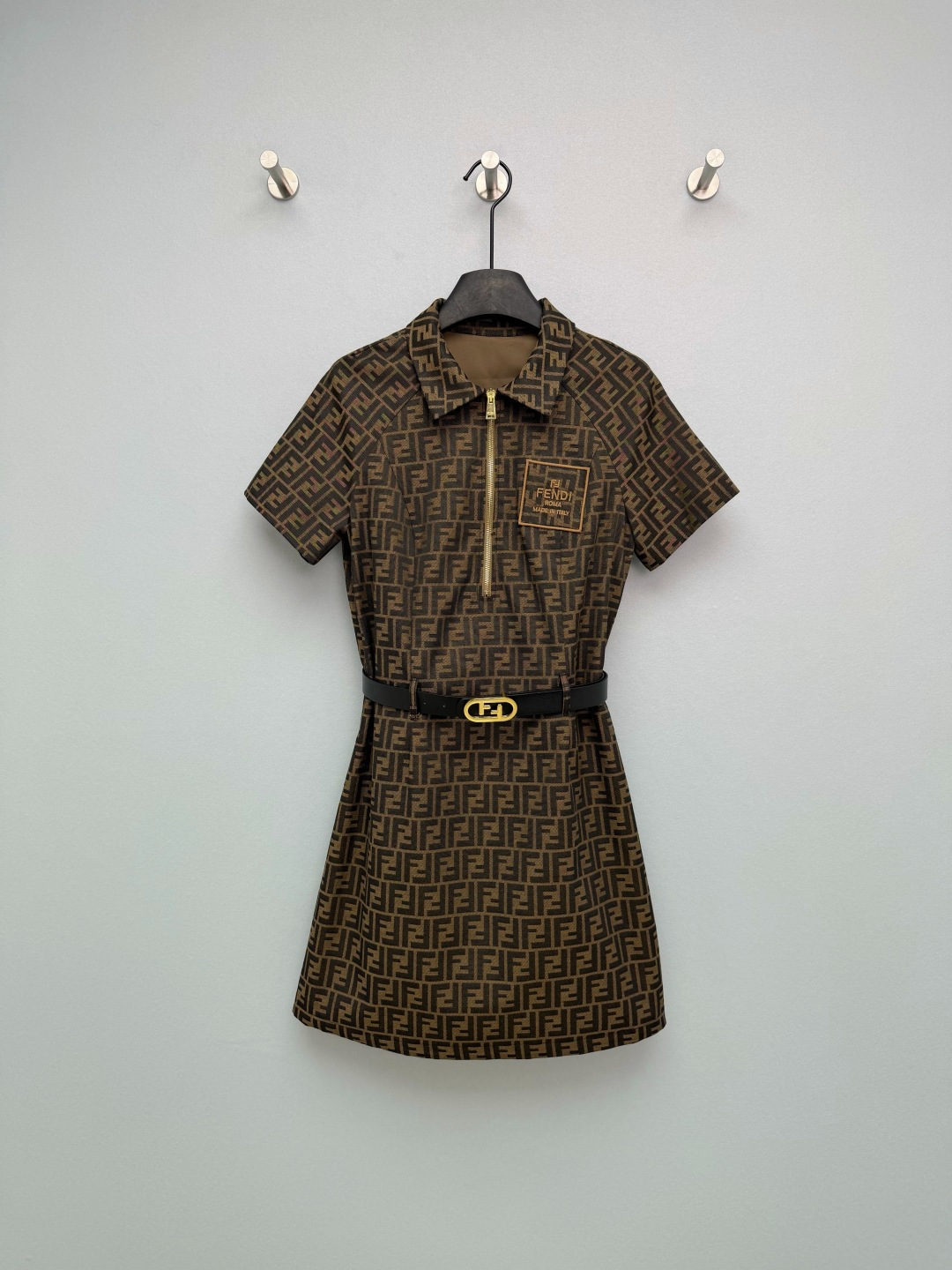 NO:780322,Fend*26 new FF presbyopic jacquard waist-cinching Polo dress, classic double F presbyopic print all over, full pull-out with a retro feel, Polo collar + half zipper design, sweet and cool feeling directly pull-up!  Comes with a FF buckle belt, which can shrink your slim waist with one click, make your A-line skirt look longer in seconds, and create a pear-shaped figure with your eyes closed!  Gold hardware + brand woven label, every detail says 'nobleness', low-key and luxurious!  Single color code 3 SML, Fendi-clothing, fendi, fendi, skirts,19860909Fend*26新款FF老花提花收腰Polo连衣裙 经典双F老花满印,复古感拉满,Polo领+半拉链设计,甜酷感直接拉满！自带FF扣腰带,一键收出小蛮腰,A字短裙秒变大长腿,梨形身材闭眼冲！金色五金+品牌织标,每一处细节都在说“贵气”,低调又奢华！单色3码SML,芬迪-服装,fendi,fendi,skirts,,Women's clothing