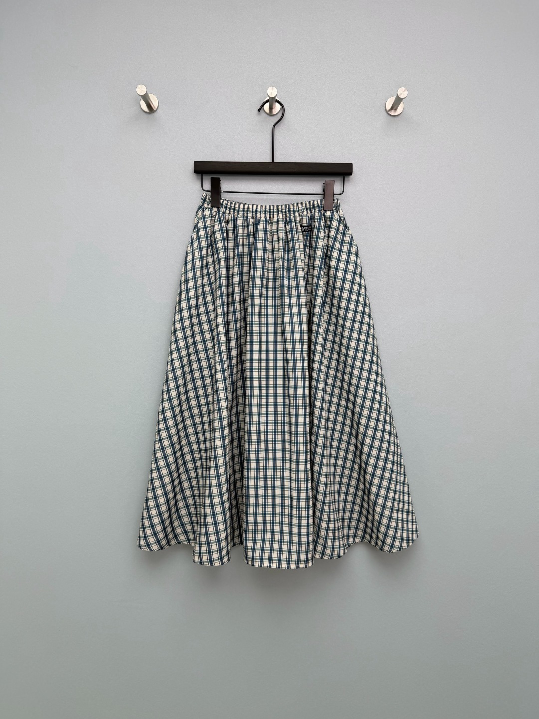 NO:780316,Prad*26 new retro plaid elastic waist A-line skirt, off-white + blue-green contrasting plaid pattern, retro and fresh, not picky at all!  The fully elastic waistband design is very friendly to the waist and abdominal muscles. It is easy to put on and take off without pinching the flesh. The large A-line skirt covers the flesh!  The wide hips, thick legs, and fake hip width are all well hidden for you. The drapey fabric is breathable and not stuffy, so it is just right for spring and summer. The Pra brand logo on the inside of the waist is low-key and dignified, and the details are full of details. The retro loose feeling is welded to the body~Single color size 3 SML, Prada-clothing, prada, prada, skirts,19860909Prad*26新款复古格纹松紧腰A字半身裙 米白+蓝绿的撞色格纹,复古又清新,完全不挑人！全松紧腰头设计,对腰腹肉肉超友好,穿脱方便不勒肉 大A字裙摆巨遮肉！胯宽、腿粗、假胯宽全给你藏得严严实实 垂坠感超绝的面料,透气不闷汗,春夏穿刚刚好 腰头内侧的Pra品牌标,低调又显贵,细节感拉满 把复古松弛感焊在身上了~单色3码SML,普拉达-服装,prada,prada,skirts,,Women's clothing