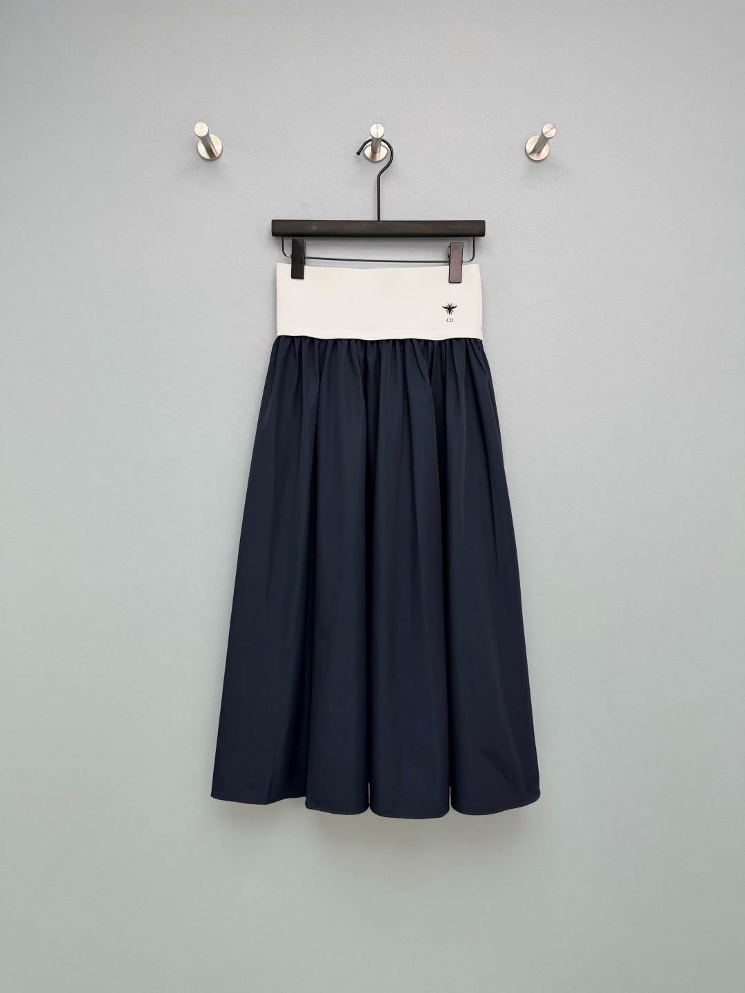 NO:780265,DIO*26 new high-waisted color-blocked A-line skirt. The contrasting color combination of wide elastic elastic webbing waistband and large skirt visually heightens the waistline and optimizes body proportions. The elastic waist is not flattering and is friendly to the waist and abdomen. The waistband is embellished with CD bee embroidery, full of details, low-key to highlight the brand texture and enhance sophistication.  The large A-line skirt with a full draping effect perfectly modifies the width of the hips and thick legs, covering the flesh and making the body slimmer. It is available in two classic colors of black and white/hidden white, versatile and easy to match ~ 2 colors and 3 sizes SML, Dior-clothing, dior, dior, skirts,19860909DIO*26新款高腰拼色A字半身裙 宽幅松紧弹力织带腰头+大裙摆的撞色组合,视觉上拉高腰线、优化身材比例,松紧腰不挑身材,对腰腹肉肉友好 腰头点缀CD蜜蜂刺绣,细节感拉满,低调彰显品牌质感,提升精致度 A字大裙摆垂坠感十足的大伞裙版型,完美修饰胯宽、腿粗,遮肉显瘦,黑白/藏白两种经典配色,百搭不挑人~2色3码SML,迪奥-服装,dior,dior,skirts,,Women's clothing
