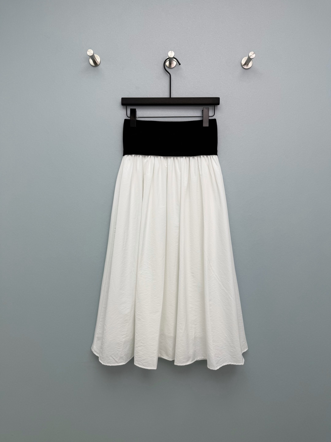 NO:780282,DIO*26 new high-waisted color-blocked A-line skirt. The contrasting color combination of wide elastic elastic webbing waistband and large skirt visually heightens the waistline and optimizes body proportions. The elastic waist is not flattering and is friendly to the waist and abdomen. The waistband is embellished with CD bee embroidery, full of details, low-key to highlight the brand texture and enhance sophistication.  The large A-line skirt with a full draping effect perfectly modifies the width of the hips and thick legs, covering the flesh and making the body slimmer. It is available in two classic colors of black and white/hidden white, versatile and easy to match ~ 2 colors and 3 sizes SML, Dior-clothing, dior, dior, skirts,19860909DIO*26新款高腰拼色A字半身裙 宽幅松紧弹力织带腰头+大裙摆的撞色组合,视觉上拉高腰线、优化身材比例,松紧腰不挑身材,对腰腹肉肉友好 腰头点缀CD蜜蜂刺绣,细节感拉满,低调彰显品牌质感,提升精致度 A字大裙摆垂坠感十足的大伞裙版型,完美修饰胯宽、腿粗,遮肉显瘦,黑白/藏白两种经典配色,百搭不挑人~2色3码SML,迪奥-服装,dior,dior,skirts,,Women's clothing