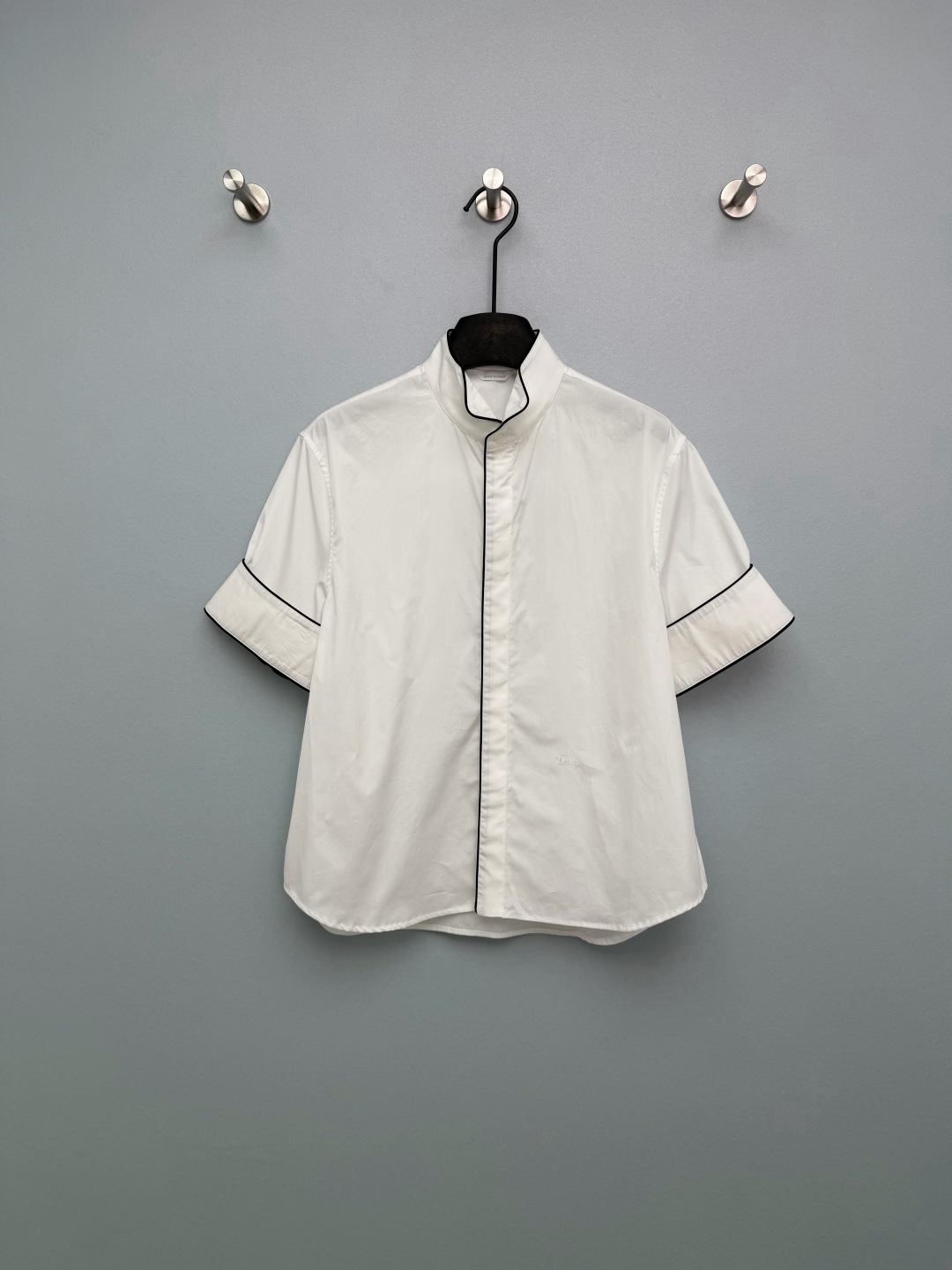 NO:780257,Dio*26's new contrasting piping stand-collar short-sleeved shirt is different from the conventional lapel, creating a smart and elegant stand-up collar shape, modifying the neck line, the collar, placket, and cuffs are all black and white contrasting piping, rich in visual layering, and full of high-end sense. The invisible Dior embroidery is low-key and noble, and it captures the essence of old-money style dressing!  Paired with the MADE IN ITALY collar label, it highlights the brand’s craftsmanship. The high-count pure cotton fabric is crisp and breathable, the stand-up collar design is smart and elegant, and the contrasting piping details add to the look!  The loose fit covers the flesh and makes you look slimmer, without being too picky about your figure. The off-white color is fresh and refreshing, while the navy blue color makes you look slimmer. You can wear the two colors with your eyes closed without looking out of place!  2 colors and 3 codes SML, Dior-clothing, dior, dior, shirts, T-shirt,19860909Dio*26新款撞色滚边立领短袖衬衫区别于常规翻领,打造干练优雅的立领造型,修饰颈部线条,领口、门襟、袖口全条黑白撞色滚边,视觉层次丰富,高级感拉满 隐形Dior刺绣低调又显贵,老钱风穿搭的精髓被它拿捏了！搭配MADE IN ITALY 领标 彰显品牌工艺 高支纯棉面料挺括又透气,立领设计干练又优雅,撞色滚边细节感直接拉满！ 宽松版型遮肉显瘦,不挑身材,米白清新、藏青显瘦,两个颜色闭眼入都不踩雷！2色3码SML,迪奥-服装,dior,dior,shirts,T-shirt,,Women's clothing