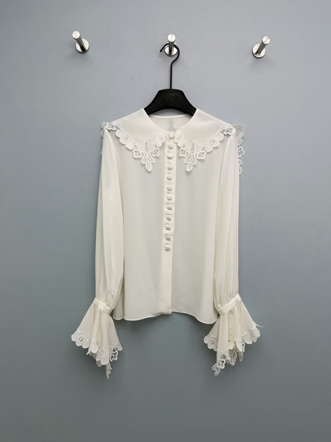NO:780426,Chol* 26 new mulberry silk lace doll collar bell sleeve shirt. Heavy hollow lace doll collar, retro and exquisite. Once worn, it will make your face appear smaller, and it will become right-angled shoulders in seconds. Puff sleeves + bell cuffs perfectly cover the body. Sisters with thick arms can just close their eyes and put this silk shirt on the body. The mulberry silk fabric is really amazing, it feels smooth, has a high-end luster, and the upper body is very comfortable.  White is gentle and fairy-like, black is slim and classy, I want to fall in love with both colors!  The texture of real silk is really different. When you put it on, it directly improves the quality of your outfit. It makes you feel like a wealthy daughter. The attention to detail makes you ecstatic. The lace workmanship is exquisite, and the cloth-wrapped buttons are also super textured. This piece is really an evergreen item in your wardrobe. It can be worn all year round. Just close your eyes and look at it. 2 colors and 3 sizes SML, women's clothing, shirts, real silk,19860909Chol* 26新款桑蚕丝蕾丝娃娃领喇叭袖衬衫 重工镂空蕾丝娃娃领,复古又精致,一穿直接显脸小,秒变直角肩 泡泡袖+喇叭袖口完美遮住拜拜肉,手臂粗姐妹直接闭眼入这件真丝衬衫直接把复古千金感焊在身上了 桑蚕丝面料真的太绝了,摸起来滑溜溜的,自带高级光泽感,上身巨舒服 白色温柔仙气,黑色显瘦高级,两色都想入！真丝的质感真的不一样,穿上直接提升穿搭档次,富家千金既视感拉满 细节控直接狂喜,蕾丝做工超精致,包布纽扣也超有质感 这件真的是衣柜里的常青款,一年四季都能穿,闭眼冲就对了2色3码SML,女装,shirts,real silk,,Women's clothing