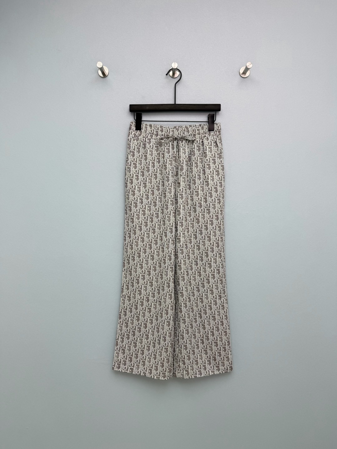 NO:780281,DIO*26 New Presbyopia Printed Drawstring Wide Leg Casual Pants  The letter D is printed all over the body with a repetitive presbyopia pattern, which enhances visual recognition. It has a sense of luxury and a retro atmosphere, making it easy to create a light and luxurious outfit. The waistband is elasticated and has a drawstring of the same color. It does not matter the waist size and is very tolerant to the body. It is easy to put on and take off and does not feel constrained after sitting for a long time. The light and breathable fabric is not sweaty or wrinkled in the summer, and there are also shirts from the same series that can be matched with suits. When you put it on, you will feel lazy and relaxed, and the sense of luxury will directly fill your pants.  Single color code 3 SML, Dior-clothing, dior, dior,19860909DIO*26新款老花满印抽绳阔腿休闲裤 通体D字母满印重复式字母老花图案,视觉辨识度拉满,自带高级感与复古氛围,轻松打造轻奢穿搭.腰头采用松紧设计+同色系抽绳,不挑腰围,对身材包容性极强,穿脱方便,久坐无束缚感.轻薄透气的面料夏天穿完全不闷汗,不易皱,还有同系列衬衣可搭配套装~穿上就是慵懒松弛感本人,高级感直接拉满裤子 单色3码SML,迪奥-服装,dior,dior,,Women's clothing