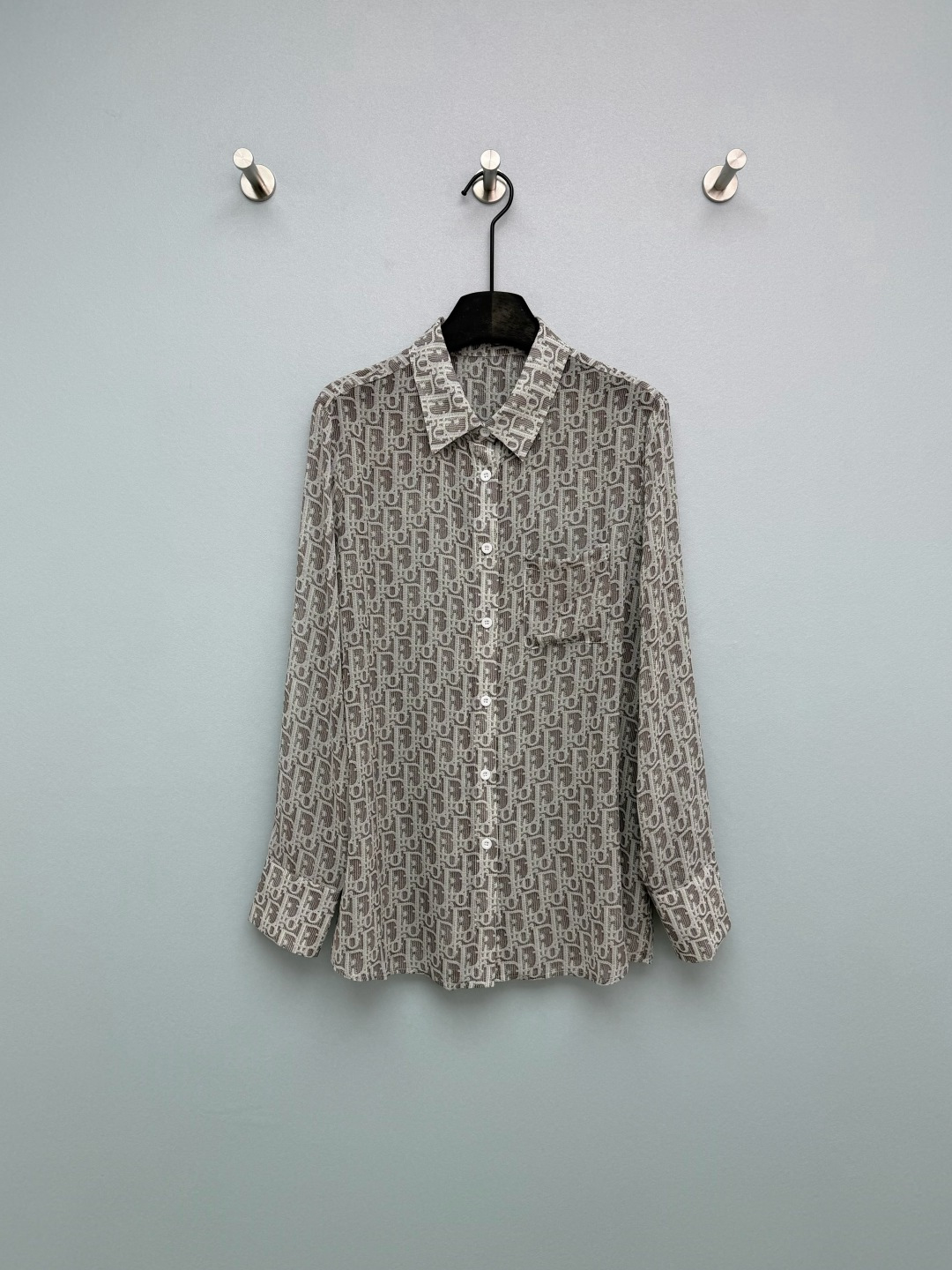 NO:780290,DIO*26 new all-over printed long-sleeved shirt. The D letter is printed all over the body with a repeating presbyopic pattern. It has full visual recognition. It has a sense of high-end and retro atmosphere, making it easy to create a light and luxurious outfit. The all-over printed presbyopic pattern gives you a walking sense of luxury when you wear it. The Mika color scheme is gentle to the core, and even yellow-skinned sisters can easily control it~  The light chiffon fabric has a slightly translucent feel, so you won’t feel sweaty when wearing it in summer. The loose fit with perfect drape is very friendly to the waist and abdomen, covering the flesh and making you look slimmer without being picky about your figure!  There are also trousers from the same series that can be paired with suits. Wearing them will make you feel lazy and relaxed. Shirt, single color size 3 SML, Dior-clothing, dior, dior,19860909DIO*26新款老花满印长袖衬衣 通体D字母满印重复式字母老花图案,视觉辨识度拉满,自带高级感与复古氛围,轻松打造轻奢穿搭.满印的老花图案一上身就是行走的高级感,米咖配色温柔到骨子里,黄皮姐妹也能轻松驾驭～ 轻薄雪纺面料自带微透感,夏天穿完全不闷汗,垂感满分的宽松版型对腰腹肉肉超友好,遮肉显瘦不挑身材！还有同系列长裤可搭配套装 穿上就是慵懒松弛感本人 衬衣 单色3码SML,迪奥-服装,dior,dior,,Women's clothing