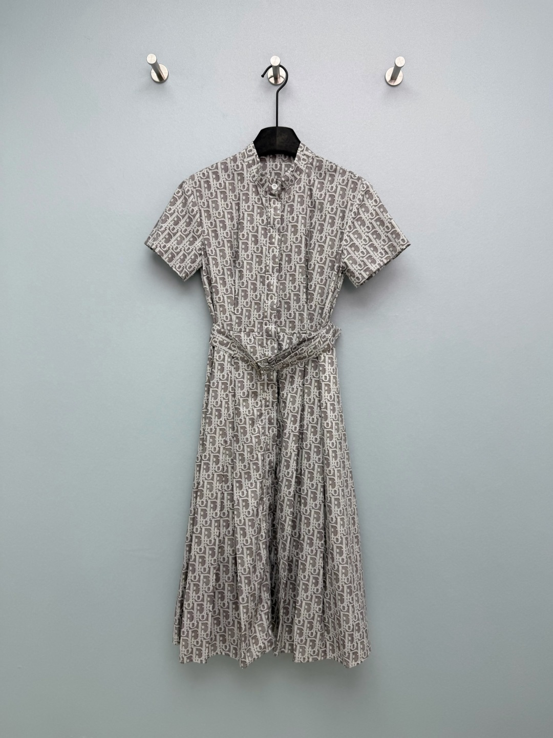 NO:780224,DIO*26 new all-over presbyopia short-sleeved shirt-style dress. The whole body is printed with a repeating presbyopia pattern. It has full visual recognition and a sense of high-end and retro atmosphere, making it easy to create a light and luxurious outfit. Different from ordinary presbyopia, this gray color scheme is really too gentle, with a cool temperament of a rich family. The waist design, custom hardware belt, and a 37-point body proportion can be adjusted instantly!  The large A-line pleated skirt is perfect for a pear-shaped figure. It straightens the legs and makes the skirt elegant and smart when walking. The shirt collar has a commuting feel. Wearing it alone makes you look elegant and beautiful. When worn with a suit, you can instantly become a strong woman. Monochrome size 3 SML, Dior-clothing, dior, dior, skirts, shirts, T-shirt, business suit,19860909DIO*26新款老花满印短袖衬衣式连衣裙 通体D字母满印重复式字母老花图案,视觉辨识度拉满,自带高级感与复古氛围,轻松打造轻奢穿搭.不同于普通的老花,这个灰调配色真的太温柔了,自带一种清冷富家千金的气质.收腰设计,定制五金腰带一系,三七分身材比例瞬间拿捏！A字大百褶裙摆简直是梨形身材的亲妈,把腿型修饰得直直的,走动起来裙摆飘逸又有灵气. 衬衫领的版型自带通勤感,单穿就是优雅丽人,外搭西装又能秒变女强人. 单色3码SML,迪奥-服装,dior,dior,skirts,shirts,T-shirt,business suit,,Women's clothing
