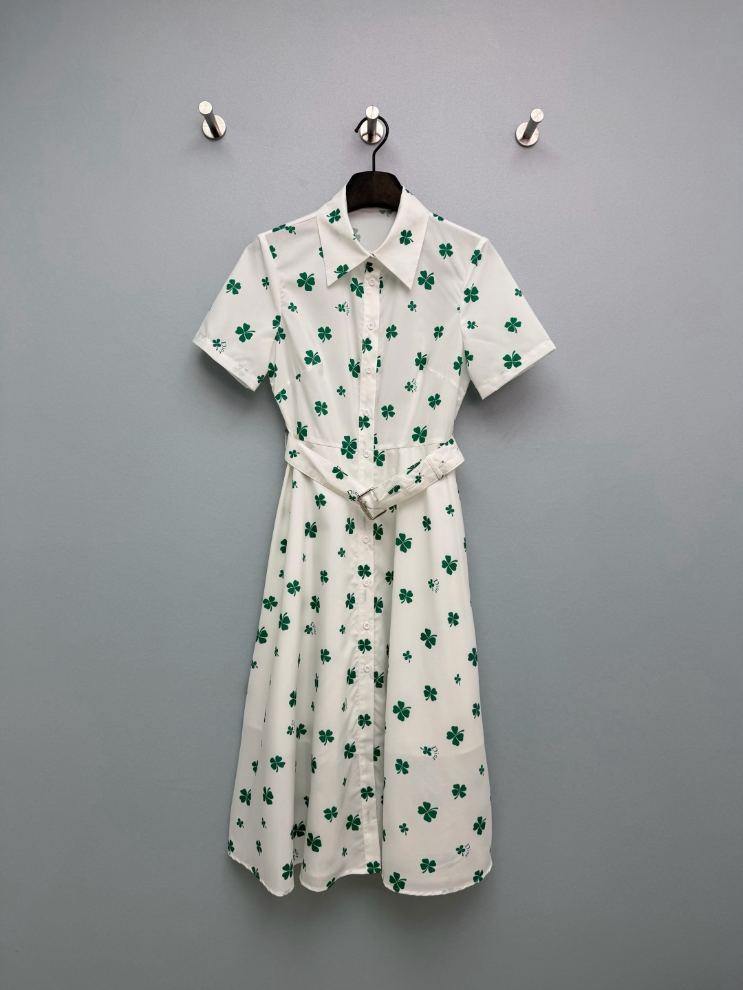 NO:780264,Dio*26 new four-leaf clover print shirt dress, classic shirt collar + short-sleeved design, waist-cinched A-line mid-length skirt with full hem and fresh green four-leaf clover pattern, embellished with D brand letter logo, the four-leaf clover has its own 'lucky' meaning, visually refreshing and age-reducing, full of high-end sense. Paired with custom-engraved metal buckle hardware belt  Low-key and dignified, her upper body looks like a wealthy daughter, and her photo-taking rate is very high. Milky white bottom + fresh green four-leaf clover, very refreshing to wear in summer, comes with lucky buffs. The A-line waist and big swing directly weld the body proportions, and the pear-shaped figure directly makes the gods ~ Monochrome size 3 SML, Dior-clothing, dior, dior, skirts, shirts, T-shirt,19860909Dio*26新款四叶草印花衬衫连衣裙  经典衬衫领+短袖设计,收腰A字大摆中长裙满印清新绿色四叶草图案,点缀D品牌字母标识,四叶草自带“幸运”寓意,视觉上清爽减龄,高级感拉满.搭配定制刻字金属扣五金腰带 低调显贵,上身就是富家千金感,拍照出片率极高.奶白底+清新绿四叶草,夏天穿巨清爽,自带幸运buff 收腰A字大摆直接把身材比例焊死,梨形身材直接封神~ 单色3码SML,迪奥-服装,dior,dior,skirts,shirts,T-shirt,,Women's clothing