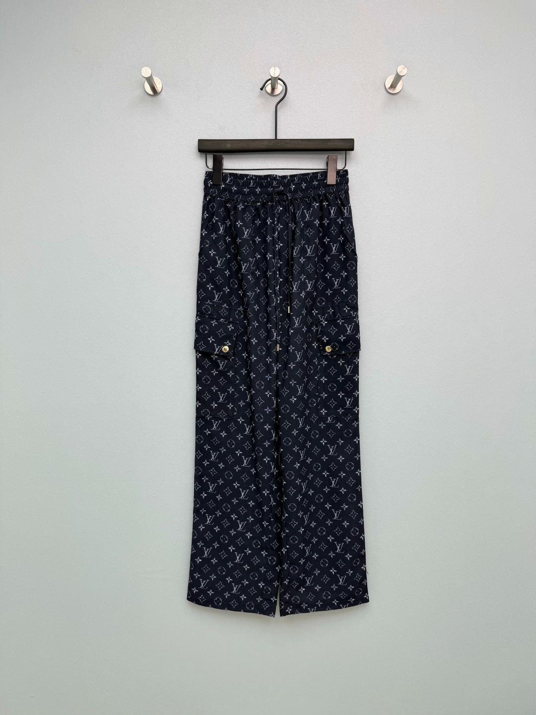NO:780296,Louis Vuitto*26 new all-over presbyopic print workwear wide-leg pants. Classic Monogram presbyopic print. Navy base + light white print, low-key and noble, full of recognition, and the upper body has a fashionable and sophisticated look. The figure-friendly elastic drawstring waist + wide-leg version has zero restraint on the waist, abdomen and leg shape, covers the crotch and hides the flesh, visually lengthens the legs, and the pear-shaped body is directly flattering. Practical workwear has large pockets on both sides  It is full of practicality, and at the same time increases the layering of the style, and makes it full of sweetness and coolness. The wide-leg version has a great drape, and the upper body has the lazy and casual feeling of a wealthy daughter!  Solid color size 3 SML,Louis Vuitton-clothing,louis vuitton,louis vuitton,19860909Louis Vuitto*26新款老花满印工装阔腿裤 经典Monogram老花印花 藏青底+浅白印花,低调又显贵,辨识度拉满,上身就是时髦精既视感.不挑身材的版型松紧抽绳腰头+大阔腿版型,对腰腹、腿型零束缚,遮胯藏肉,视觉拉长腿型,梨形身材直接封神.实用工装双侧大口袋 实用性拉满,同时增加造型层次感,甜酷感拉满.垂感巨好的阔腿版型,上身就是慵懒随性的富家千金感！单色3码SML,路易威登-服装,louis vuitton,louis vuitton,,Women's clothing