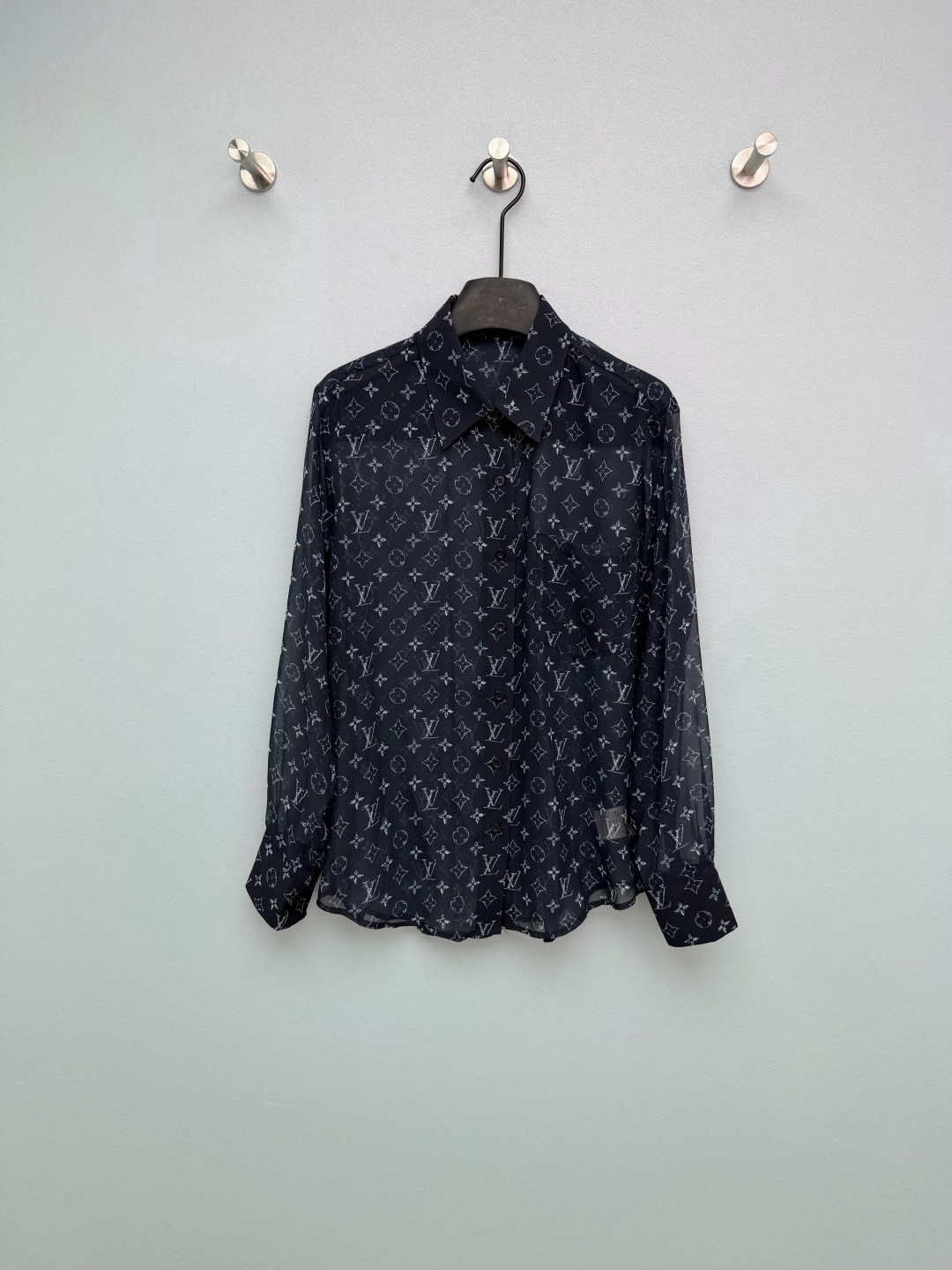 NO:780222,Louis Vuitto*26 new all-over long-sleeved shirt with presbyopic print. Classic Monogram presbyopic print. Navy bottom + light white print, low-key and noble, full of recognition, and the upper body has a fashionable and sophisticated look. Classic lapel + long sleeve design, loose H-shaped tailoring, not picky about the figure, covering the flesh and making you look slimmer, slightly permeable chiffon fabric, it has a sense of elegance when the wind blows, and the hazy feeling is amazing. The loose-fitting upper body gives you a lazy and relaxed feeling of a wealthy daughter.  Whether it's for daily outings or taking photos on vacation, it's all a hit!  Solid color size 3 SML,Louis Vuitton-clothing,louis vuitton,louis vuitton,19860909Louis Vuitto*26新款老花满印长袖衬衣 经典Monogram老花印花 藏青底+浅白印花,低调又显贵,辨识度拉满,上身就是时髦精既视感.经典翻领+长袖设计,宽松H型剪裁,不挑身材,遮肉显瘦,微透雪纺面料,风一吹就自带飘逸感,朦胧感太绝了 宽松版型上身就是慵懒松弛的富家千金感 不管是日常出街还是度假拍照,都巨出片！单色3码SML,路易威登-服装,louis vuitton,louis vuitton,,Women's clothing