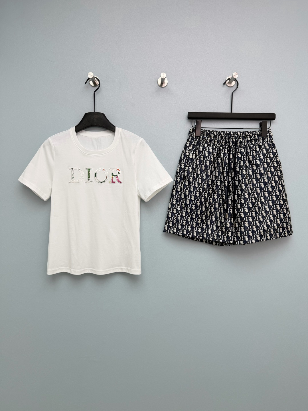 NO:780230,Dio*26 new letter T-shirt + presbyopic shorts set The T-shirt has a classic round neck and short-sleeved design, and the D letter is embroidered in color/colorblock on the chest, which is three-dimensional and full, instantly enhancing the sense of luxury; pure cotton fabric, skin-friendly and breathable, and the shape is crisp and not soft.  The shorts have an elastic drawstring waistband, which is very tolerant to the body shape; they are fully printed with Dior's classic Oblique presbyopia pattern, in black and white/navy blue, which are classic and eye-catching; the pants are loose A-line shorts, which cover the flesh, make the body look slimmer, and elongate the legs. The whole set comes with retro filters, which is perfect for fashion. The loose-fitting upper body is lazy and casual, and it is great for taking photos~  2 colors and 3 codes SML, Dior-clothing, dior, dior, shorts, T-shirt, tees, t-shirt,19860909Dio*26新款字母T恤+老花短裤套装 T恤经典圆领短袖设计,胸前采用彩色/拼色刺绣D字母,立体饱满,瞬间提升高级感；纯棉面料,亲肤透气,版型挺括不软塌. 短裤松紧抽绳腰头,对身材包容度极高；满印Dior经典Oblique老花图案,黑白/藏青配色,经典又耐看；裤型为宽松A字短裤,遮肉显瘦,拉长腿型.整套自带复古滤镜,时髦度满分 宽松版型上身慵懒随性,拍照巨出片~ 2色3码SML,迪奥-服装,dior,dior,shorts,T-shirt,tees，t-shirt,,Women's clothing
