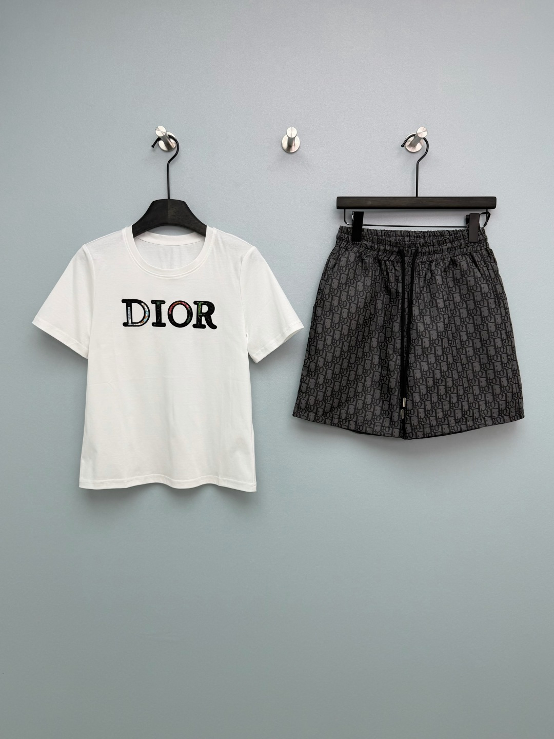NO:780246,Dio*26 new letter T-shirt + presbyopic shorts set The T-shirt has a classic round neck and short-sleeved design, and the D letter is embroidered in color/colorblock on the chest, which is three-dimensional and full, instantly enhancing the sense of luxury; pure cotton fabric, skin-friendly and breathable, and the shape is crisp and not soft.  The shorts have an elastic drawstring waistband, which is very tolerant to the body shape; they are fully printed with Dior's classic Oblique presbyopia pattern, in black and white/navy blue, which are classic and eye-catching; the pants are loose A-line shorts, which cover the flesh, make the body look slimmer, and elongate the legs. The whole set comes with retro filters, which is perfect for fashion. The loose-fitting upper body is lazy and casual, and it is great for taking photos~  2 colors and 3 codes SML, Dior-clothing, dior, dior, shorts, T-shirt, tees, t-shirt,19860909Dio*26新款字母T恤+老花短裤套装 T恤经典圆领短袖设计,胸前采用彩色/拼色刺绣D字母,立体饱满,瞬间提升高级感；纯棉面料,亲肤透气,版型挺括不软塌. 短裤松紧抽绳腰头,对身材包容度极高；满印Dior经典Oblique老花图案,黑白/藏青配色,经典又耐看；裤型为宽松A字短裤,遮肉显瘦,拉长腿型.整套自带复古滤镜,时髦度满分 宽松版型上身慵懒随性,拍照巨出片~ 2色3码SML,迪奥-服装,dior,dior,shorts,T-shirt,tees，t-shirt,,Women's clothing