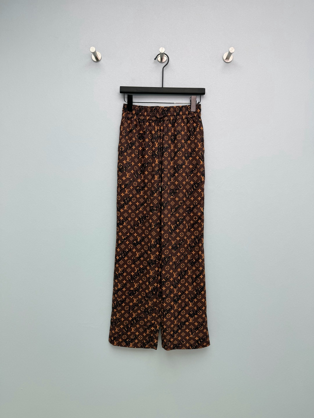 NO:780262,Louis Vuitto*26 new limited edition signature series printed wide-leg pants are a popular design that combines classic Monogram presbyopia and modern handwriting. The elastic drawstring waistband is extremely tolerant to the waist and abdomen; the loose straight wide-leg version visually lengthens the legs, covers the flesh and makes you slimmer, and is friendly to the pear-shaped figure. It uses the dual-element 'Presbyopia + handwritten signature' all-over printing, with the classic Monogram presbyopia and black handwriting 'Louis Vuitt*n'  'Paris' is intertwined, retro and trendy coexist, and it is highly recognizable. It is paired with a metal-tipped drawstring of the same color, and the trousers are slightly wide, making you walk with wind and full of laziness and relaxation~ Monochrome size 3 SML, Louis Vuitton-Clothing, louis vuitton, louis vuitton,19860909Louis Vuitto*26新款限量款签名系列印花阔腿裤,是经典Monogram老花与现代手写体结合的爆款设计,松紧抽绳腰头,对腰腹包容度极高；宽松直筒阔腿版型,视觉拉长腿型,遮肉显瘦,梨形身材友好.采用“老花+手写签名”双元素满印,经典Monogram老花与黑色手写体“Louis Vuitt*n Paris”交织,复古与潮流并存,辨识度拉满.搭配同色系金属头抽绳,裤脚微阔设计,走路带风,慵懒松弛感十足~ 单色3码SML,路易威登-服装,louis vuitton,louis vuitton,,Women's clothing