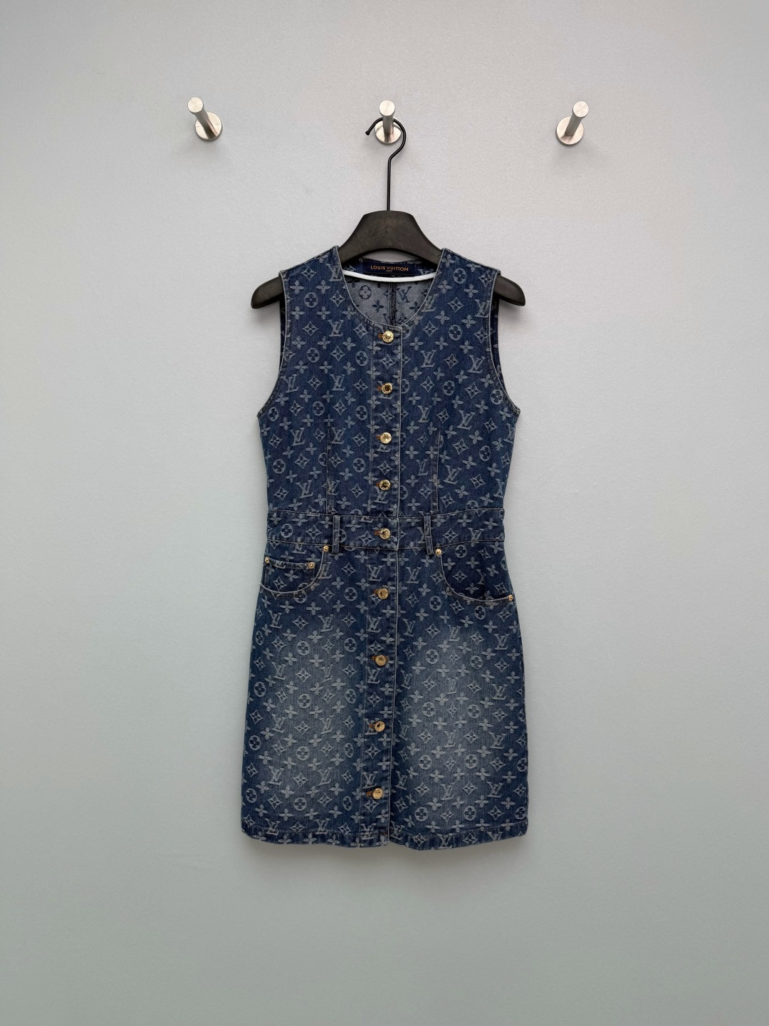 NO:780278,Louis Vuitto*26 new presbyopia jacquard sleeveless denim dress. Sleeveless round neck design, waisted A-line short version, optimized body proportions, taller and slimmer, extremely friendly to pear-shaped and apple-shaped figures. Monogram presbyopia jacquard technology is all over printed, three-dimensional jacquard is made on the denim, showing a gradient washed effect, full of retro feeling, full of brand recognition. Full row of logo-engraved gold metal snaps on the front, real pocket design on both sides, both practical and decorative  The upper body is an elegant French lady, showing off her temperament. Monochrome size 3 SML, Louis Vuitton-clothing, louis vuitton, louis vuitton, skirts,19860909Louis Vuitto*26新款老花提花无袖牛仔连衣裙 无袖圆领设计,收腰A字短款版型,优化身材比例,显高显瘦,对梨形、苹果形身材极度友好.满印Monogram老花提花工艺,在牛仔布上做立体提花,呈现渐变水洗效果,复古感拉满,品牌辨识度拉满.前襟满排Logo刻字金色金属按扣,双侧做真口袋设计,兼具实用性与装饰性 上身就是优雅法式大小姐,巨显气质 单色3码SML,路易威登-服装,louis vuitton,louis vuitton,skirts,,Women's clothing