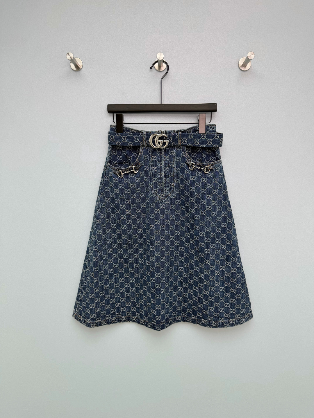 NO:780244,GUCC*26 new double G jacquard A version denim skirt. Fully printed with double G presbyopia jacquard technology, three-dimensional jacquard on denim, showing a retro washed effect, full of brand recognition. The waist is matched with a double G belt of the same fabric + iconic double G metal buckle, and horsebit metal decoration is used on the pockets on both sides. The retro washed texture is full, and the upper body is like a walking fashion blogger~ Monochrome 3-code SML, Gucci-clothing, gucci, gucci, skirts,19860909GUCC*26新款双g提花A版牛仔半裙  满印双G老花提花工艺,在牛仔布上做立体提花,呈现复古水洗效果,品牌辨识度拉满.腰头搭配同面料双G腰带+标志性双G金属扣,双侧口袋做马衔扣金属装饰,复古水洗质感拉满,上身就是行走的时尚博主~ 单色3码SML,古驰-服装,gucci,gucci,skirts,,Women's clothing