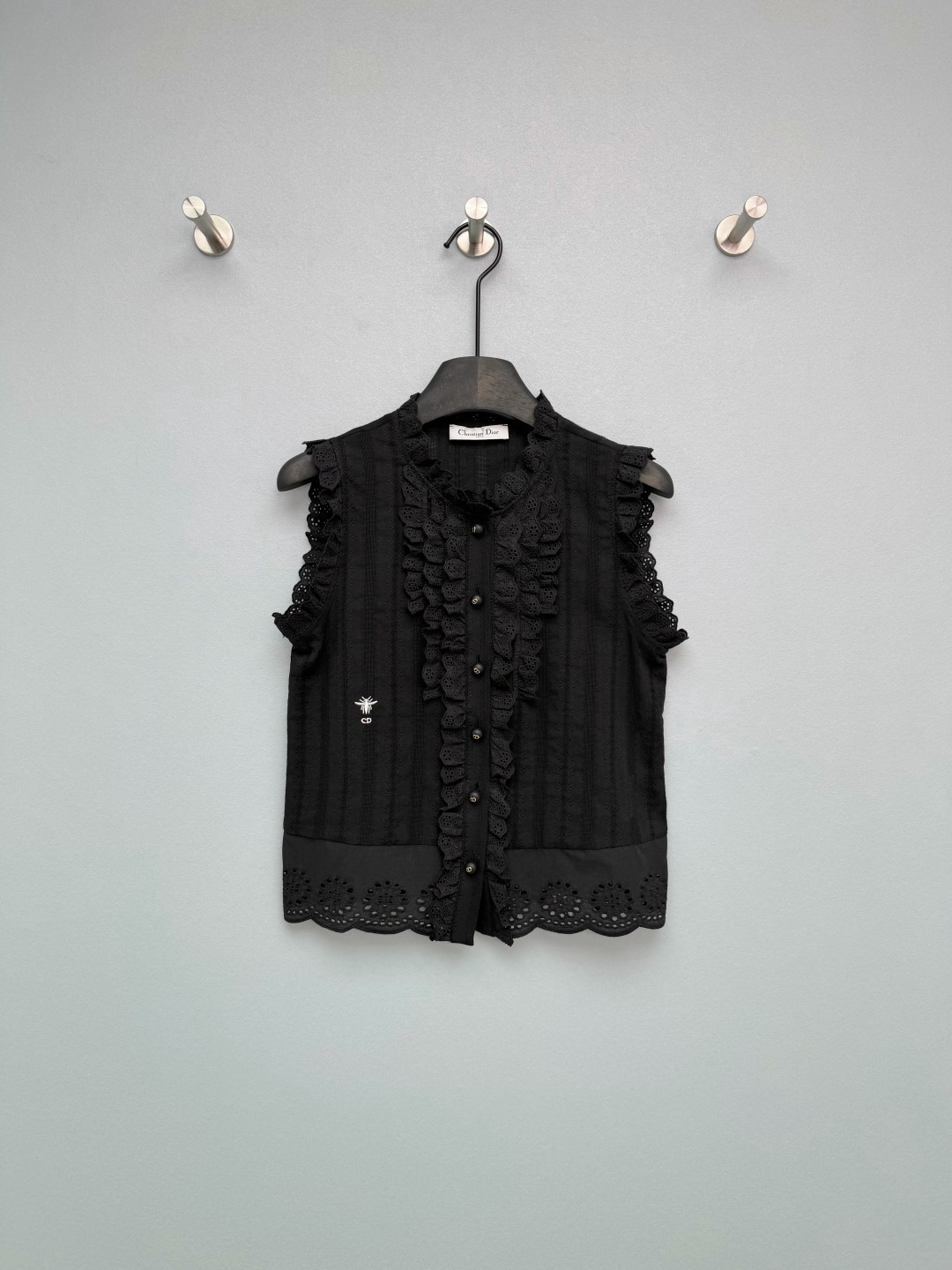 NO:780215,Dio*26 new water-soluble floral splicing sleeveless top uses vertical striped jacquard fabric throughout to increase texture.  The placket and sleeves are spliced with three-dimensional water-soluble lace/wood earrings, which is an iconic element of French elegance. The chest is embellished with a black embroidered bee + CD letter logo, and the placket uses a pearl-edged CD metal buckle, which is both practical and decorative. It is full of details and texture. The stand-up collar + lace comes with a French lazy filter. Both black and white are beautiful. The jacquard fabric has its own high-end texture. Heavy lace, gentle and fairy-like, and modifies the arm lines. The upper body is like an elegant lady.  2 colors and 3 codes SML, Dior-clothing, dior, dior,19860909Dio*26新款水溶花拼接无袖上衣 全身采用竖条纹提花面料,增加肌理感 门襟与袖身拼接立体水溶蕾丝/木耳边,是法式优雅的标志性元素.胸前点缀黑色刺绣蜜蜂+CD字母标识,门襟采用珍珠镶边CD金属扣,兼具实用性与装饰性,细节质感拉满.立领+蕾丝花边,自带法式慵懒滤镜,黑白双色都绝美,提花面料自带高级纹理 重工蕾丝花边,温柔又仙气,修饰手臂线条超绝 上身就是优雅大小姐 2色3码SML,迪奥-服装,dior,dior,,Women's clothing