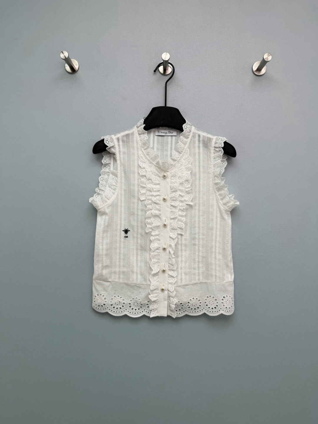 NO:780227,Dio*26 new water-soluble floral splicing sleeveless top uses vertical striped jacquard fabric throughout to increase texture.  The placket and sleeves are spliced with three-dimensional water-soluble lace/wood earrings, which is an iconic element of French elegance. The chest is embellished with a black embroidered bee + CD letter logo, and the placket uses a pearl-edged CD metal buckle, which is both practical and decorative. It is full of details and texture. The stand-up collar + lace comes with a French lazy filter. Both black and white are beautiful. The jacquard fabric has its own high-end texture. Heavy lace, gentle and fairy-like, and modifies the arm lines. The upper body is like an elegant lady.  2 colors and 3 codes SML, Dior-clothing, dior, dior,19860909Dio*26新款水溶花拼接无袖上衣 全身采用竖条纹提花面料,增加肌理感 门襟与袖身拼接立体水溶蕾丝/木耳边,是法式优雅的标志性元素.胸前点缀黑色刺绣蜜蜂+CD字母标识,门襟采用珍珠镶边CD金属扣,兼具实用性与装饰性,细节质感拉满.立领+蕾丝花边,自带法式慵懒滤镜,黑白双色都绝美,提花面料自带高级纹理 重工蕾丝花边,温柔又仙气,修饰手臂线条超绝 上身就是优雅大小姐 2色3码SML,迪奥-服装,dior,dior,,Women's clothing