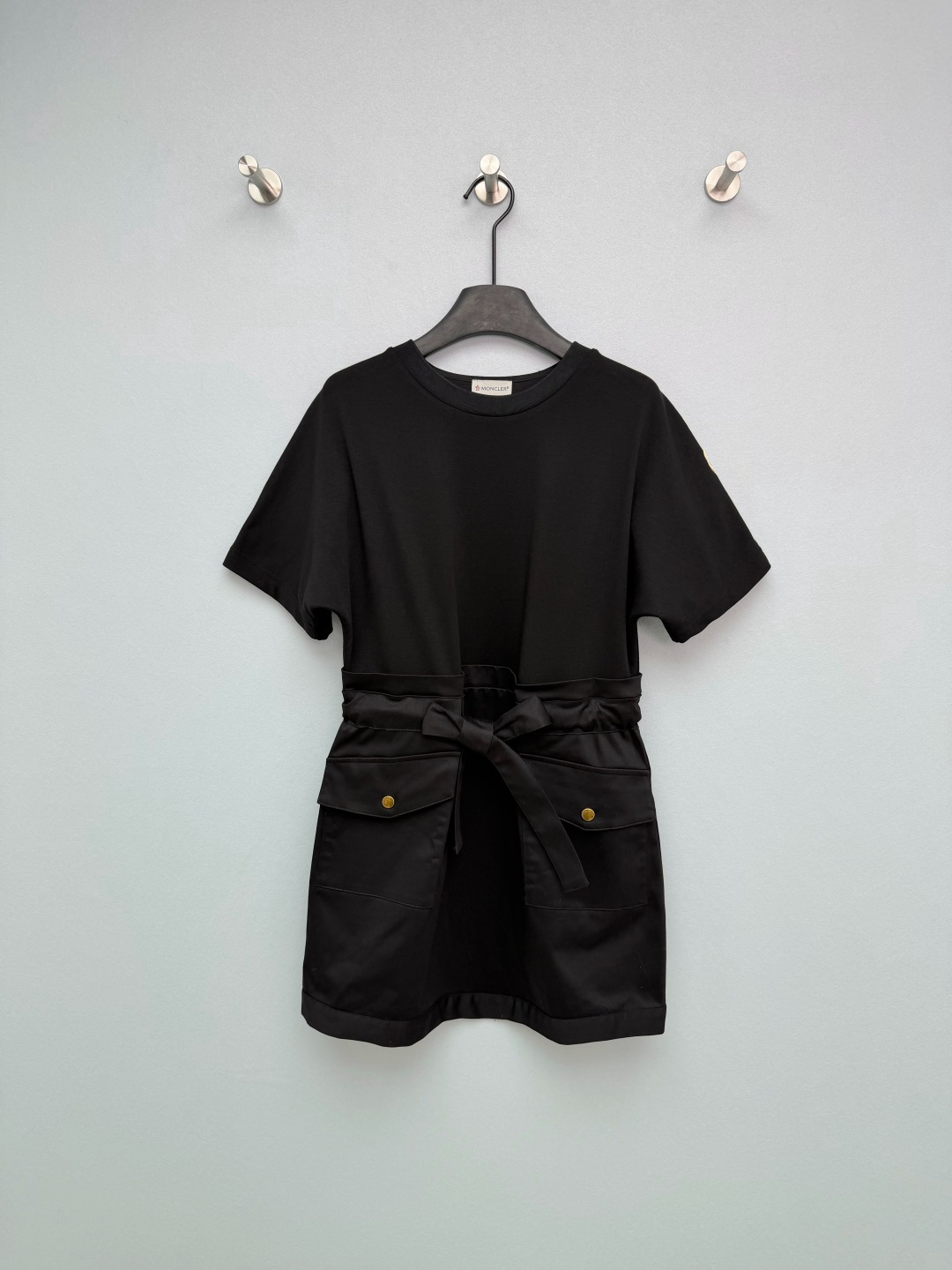 NO:780198,Moncle*26 Waist Work Pocket Dress  Classic round neck short-sleeved design, loose H-shaped upper body + waisted A-line short lower body, optimizing body proportions in one second, making you look taller and slimmer without being too picky. The waist is made of elastic drawstring + belt of the same fabric, which can be freely adjusted to create a high waistline; large cargo pockets on both sides, matched with Mo  ncl* engraved bronze metal snaps, both practical and brand-recognizable. The sleeves are embellished with M's iconic badge cloth label, which is the soul element of the brand, low-key and noble; the collar label is printed with the brand name, full of details. The loose-fitting upper body gives you the lazy and casual feeling of a wealthy daughter!  2 colors and 3 codes SML, mask-clothing, Moncler, skirts, T-shirt,19860909Moncle*26收腰工装口袋连衣裙 经典圆领短袖设计,宽松H型上半身+收腰A字短款下半身,一秒优化身材比例,显高显瘦,不挑身材.腰部做松紧抽绳+同面料腰带,可自由调节松紧,打造高腰线；双侧大工装口袋,搭配Moncl*刻字古铜色金属按扣,兼具实用性与品牌辨识度.袖身点缀M标志性徽章布标,是品牌的灵魂元素,低调显贵；领标印有品牌名,细节感拉满.宽松版型上身就是慵懒随性的富家千金感！ 2色3码SML,蒙口-服装,Moncler,skirts,T-shirt,,Women's clothing