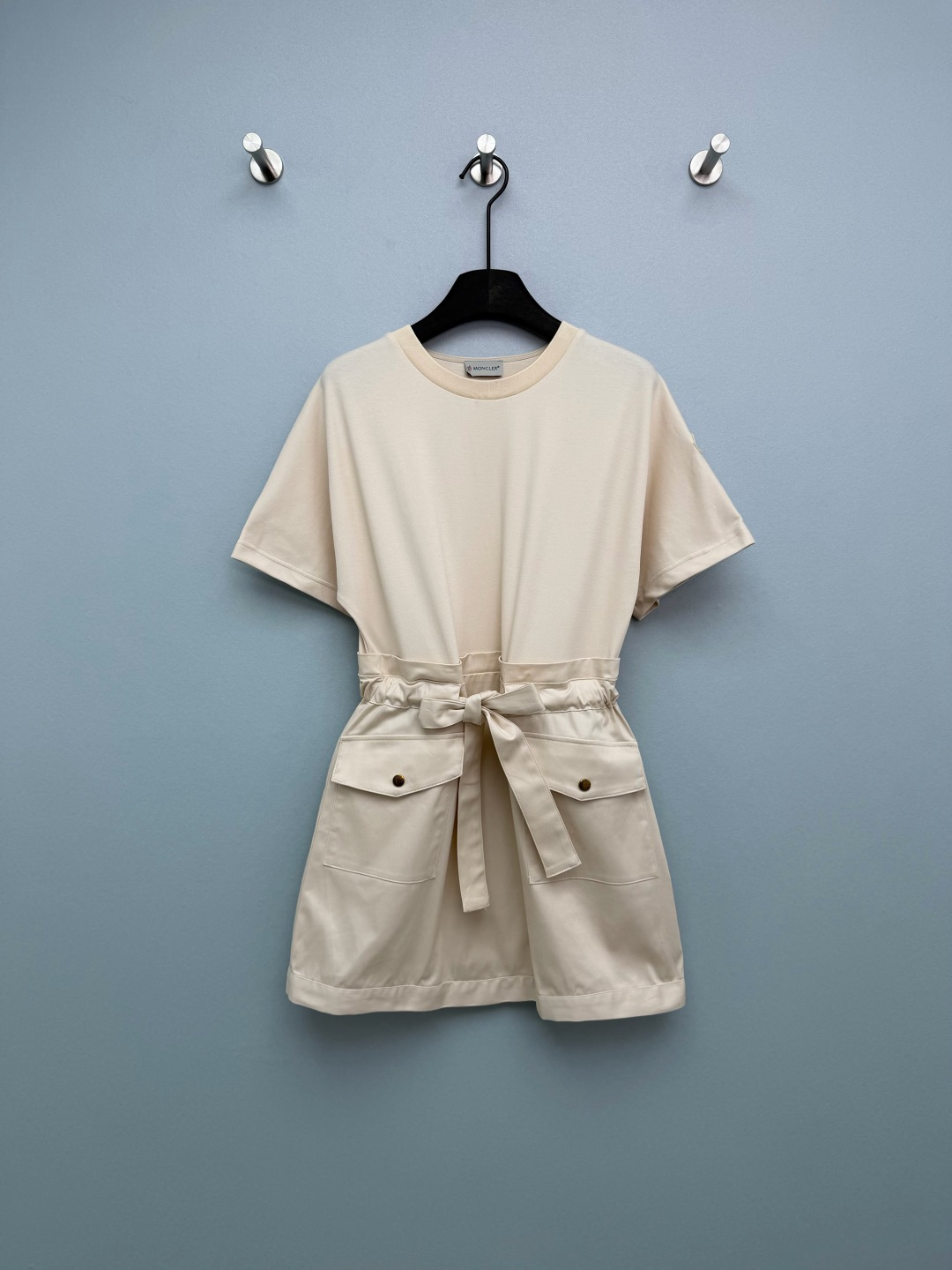 NO:780207,Moncle*26 Waist Work Pocket Dress  Classic round neck short-sleeved design, loose H-shaped upper body + waisted A-line short lower body, optimizing body proportions in one second, making you look taller and slimmer without being too picky. The waist is made of elastic drawstring + belt of the same fabric, which can be freely adjusted to create a high waistline; large cargo pockets on both sides, matched with Mo  ncl* engraved bronze metal snaps, both practical and brand-recognizable. The sleeves are embellished with M's iconic badge cloth label, which is the soul element of the brand, low-key and noble; the collar label is printed with the brand name, full of details. The loose-fitting upper body gives you the lazy and casual feeling of a wealthy daughter!  2 colors and 3 codes SML, mask-clothing, Moncler, skirts, T-shirt,19860909Moncle*26收腰工装口袋连衣裙 经典圆领短袖设计,宽松H型上半身+收腰A字短款下半身,一秒优化身材比例,显高显瘦,不挑身材.腰部做松紧抽绳+同面料腰带,可自由调节松紧,打造高腰线；双侧大工装口袋,搭配Moncl*刻字古铜色金属按扣,兼具实用性与品牌辨识度.袖身点缀M标志性徽章布标,是品牌的灵魂元素,低调显贵；领标印有品牌名,细节感拉满.宽松版型上身就是慵懒随性的富家千金感！ 2色3码SML,蒙口-服装,Moncler,skirts,T-shirt,,Women's clothing