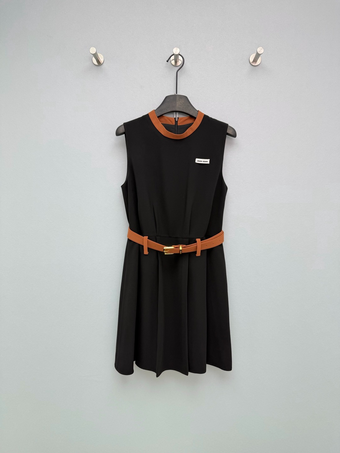 NO:780177,Miu Mi*26 new contrast color waisted sleeveless dress, sleeveless round neck design, waisted A-line short version, classic black and brown contrasting colors, caramel round neck + belt of the same color, brightening the overall shape, adding layering, and full sense of luxury. Miu's iconic white woven logo is embellished on the chest, making it more recognizable; the belt is matched with a gold metal buckle, a timeless classic!  The contrasting colors of black and brown are amazing, full of retro feeling and high-end feeling~Single color size 3 SML, Miu Miu-clothing, miumiu, skirts,19860909Miu Mi*26新款撞色收腰无袖连衣裙 无袖圆领设计,收腰A字短款版型,经典黑棕撞色,焦糖色圆领+同色系腰带,提亮整体造型,增加层次感,高级感拉满.胸前点缀Miu标志性白色织唛logo标,辨识度拉满；腰带搭配金色金属扣,永不过时的经典啊！黑棕撞色太绝了,复古感拉满,高级感直接拉满~单色3码SML,缪缪-服装,miumiu,skirts,,Women's clothing