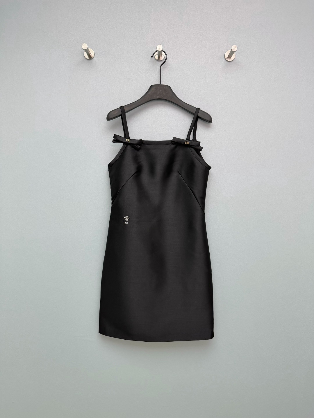 NO:780123,Dio*26 new CD bow suspender dress  Square neck sleeveless suspender design, straight A-line short version, modify the shoulder and neck lines, make you look taller and slimmer, and not flattering your figure. The shoulder straps are decorated with bows and matched with gold metal buckles with CD letters, which are sweet and fashionable and full of brand recognition; the chest is embellished with white bees + CD letters embroidery, which is a classic totem of the D family, low-key and noble.  . Based on black silk satin, it combines iconic bee embroidery, CD letter buckle and bow design to create a French-style elegant light luxury outfit, perfectly integrating girlishness and high-end sense ~ Monochrome 3 size SML, Dior-clothing, dior, dior, dior, skirts, real  silk,19860909Dio*26新款CD蝴蝶结吊带连衣裙 方领无袖吊带设计,直筒A字短款版型,修饰肩颈线条,显高显瘦,不挑身材.肩带处做蝴蝶结装饰,搭配CD字母金色金属扣,甜美元气,品牌辨识度拉满；胸前点缀白色蜜蜂+CD字母刺绣,是D家的经典图腾,低调显贵.以黑色真丝缎面为基底,融合标志性蜜蜂刺绣、CD字母扣与蝴蝶结设计,打造法式优雅的轻奢穿搭,将少女感与高级感完美融合~单色3码SML,迪奥-服装,dior,dior,dior,skirts,real silk,,Women's clothing