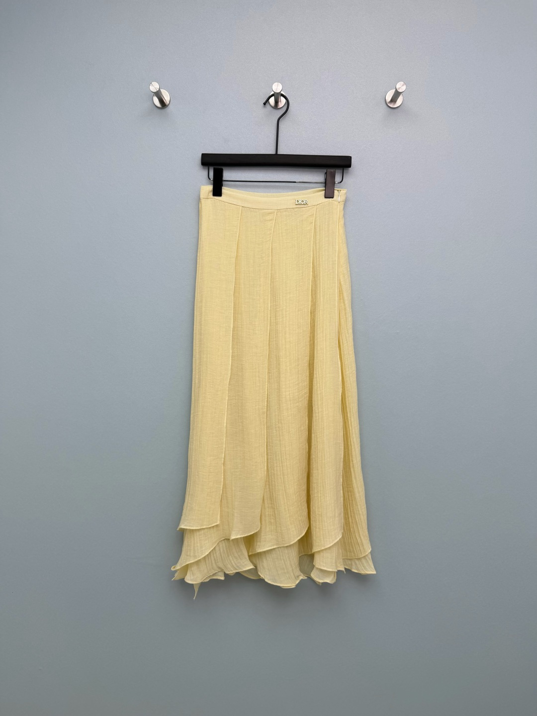 NO:780113,Dio*26 new textured irregular full-length midi skirt. High-waisted A-line design, irregular multi-layered ruffle skirt, with a sense of flow when walking, visually elongating the legs. The waistband is decorated with a D letter metal logo, which is the iconic element of the brand. It is low-key and noble and full of recognition. The invisible zipper on the side waist is easy to put on and take off, and is beautiful and not obtrusive.  Create a French-style elegant light luxury outfit, perfectly blending elegance and high-end. The two colors of custard yellow/navy blue are stunning!  2 colors and 3 codes SML, Dior-clothing, dior, dior, skirts,19860909Dio*26新款肌理感不规则大摆半身长裙 高腰A字大摆设计,不规则多层荷叶边裙摆,行走间自带流动感,视觉拉长腿型,腰头点缀D字母金属标,是品牌的标志性元素,低调显贵,辨识度拉满；侧腰隐形拉链,穿脱方便,美观不突兀 打造法式优雅的轻奢穿搭,将飘逸感与高级感完美融合.奶黄/藏青双色都绝美！2色3码SML,迪奥-服装,dior,dior,skirts,,Women's clothing