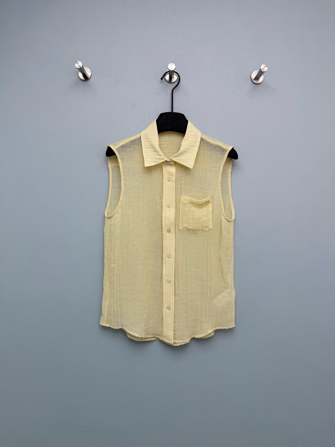 NO:780115,Dio*26's new textured lapel sleeveless shirt has a real pocket design on the chest and is embellished with a metal letter D logo, which is the iconic element of the brand. It is low-key and dignified and highly recognizable. The placket uses buttons of the same color, which is easy to open and close and beautiful and unified. The fabric has a vertical stripe texture, is light and breathable, has an excellent drape feeling, and the slightly transparent design brings a sense of atmosphere~  Create a French-style elegant light luxury outfit, perfectly blending elegance and high-end. The two colors of custard yellow/navy blue are stunning!  2 colors and 3 codes SML, Dior-clothing, dior, dior,19860909Dio*26新款肌理感翻领无袖衬衣 胸前做真口袋设计,点缀D字母金属标,是品牌的标志性元素,低调显贵,辨识度拉满；门襟采用同色系纽扣,开合方便,美观统一.面料自带竖条纹理,轻盈透气,垂坠感优秀,微透设计自带氛围感~ 打造法式优雅的轻奢穿搭,将飘逸感与高级感完美融合.奶黄/藏青双色都绝美！2色3码SML,迪奥-服装,dior,dior,,Women's clothing