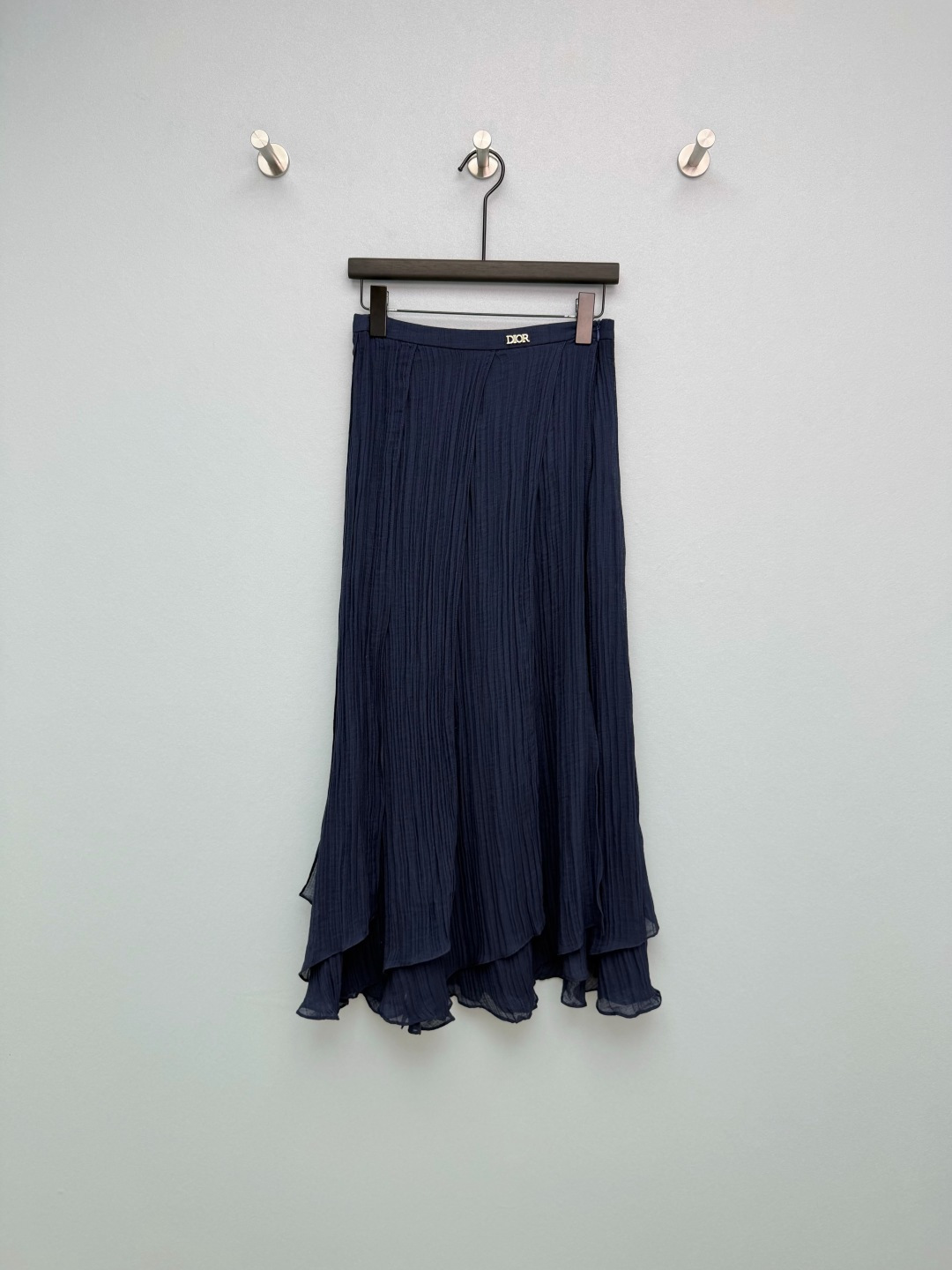 NO:780107,Dio*26 new textured irregular full-length midi skirt. High-waisted A-line design, irregular multi-layered ruffle skirt, with a sense of flow when walking, visually elongating the legs. The waistband is decorated with a D letter metal logo, which is the iconic element of the brand. It is low-key and noble and full of recognition. The invisible zipper on the side waist is easy to put on and take off, and is beautiful and not obtrusive.  Create a French-style elegant light luxury outfit, perfectly blending elegance and high-end. The two colors of custard yellow/navy blue are stunning!  2 colors and 3 codes SML, Dior-clothing, dior, dior, skirts,19860909Dio*26新款肌理感不规则大摆半身长裙 高腰A字大摆设计,不规则多层荷叶边裙摆,行走间自带流动感,视觉拉长腿型,腰头点缀D字母金属标,是品牌的标志性元素,低调显贵,辨识度拉满；侧腰隐形拉链,穿脱方便,美观不突兀 打造法式优雅的轻奢穿搭,将飘逸感与高级感完美融合.奶黄/藏青双色都绝美！2色3码SML,迪奥-服装,dior,dior,skirts,,Women's clothing