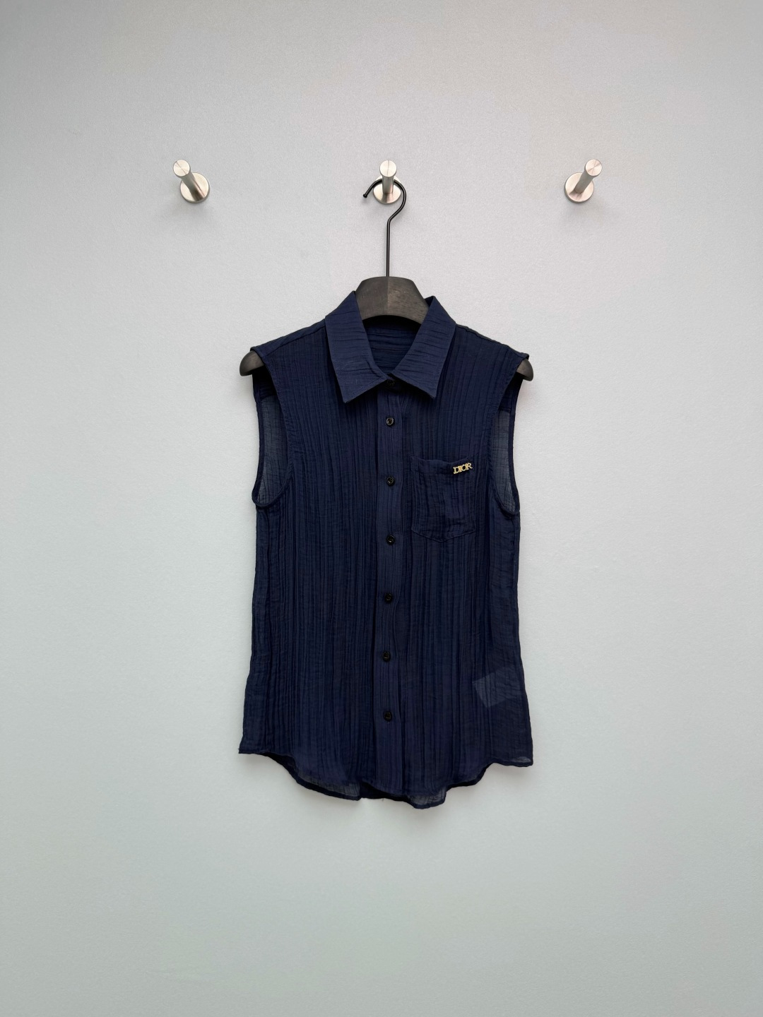 NO:780109,Dio*26's new textured lapel sleeveless shirt has a real pocket design on the chest and is embellished with a metal letter D logo, which is the iconic element of the brand. It is low-key and dignified and highly recognizable. The placket uses buttons of the same color, which is easy to open and close and beautiful and unified. The fabric has a vertical stripe texture, is light and breathable, has an excellent drape feeling, and the slightly transparent design brings a sense of atmosphere~  Create a French-style elegant light luxury outfit, perfectly blending elegance and high-end. The two colors of custard yellow/navy blue are stunning!  2 colors and 3 codes SML, Dior-clothing, dior, dior,19860909Dio*26新款肌理感翻领无袖衬衣 胸前做真口袋设计,点缀D字母金属标,是品牌的标志性元素,低调显贵,辨识度拉满；门襟采用同色系纽扣,开合方便,美观统一.面料自带竖条纹理,轻盈透气,垂坠感优秀,微透设计自带氛围感~ 打造法式优雅的轻奢穿搭,将飘逸感与高级感完美融合.奶黄/藏青双色都绝美！2色3码SML,迪奥-服装,dior,dior,,Women's clothing