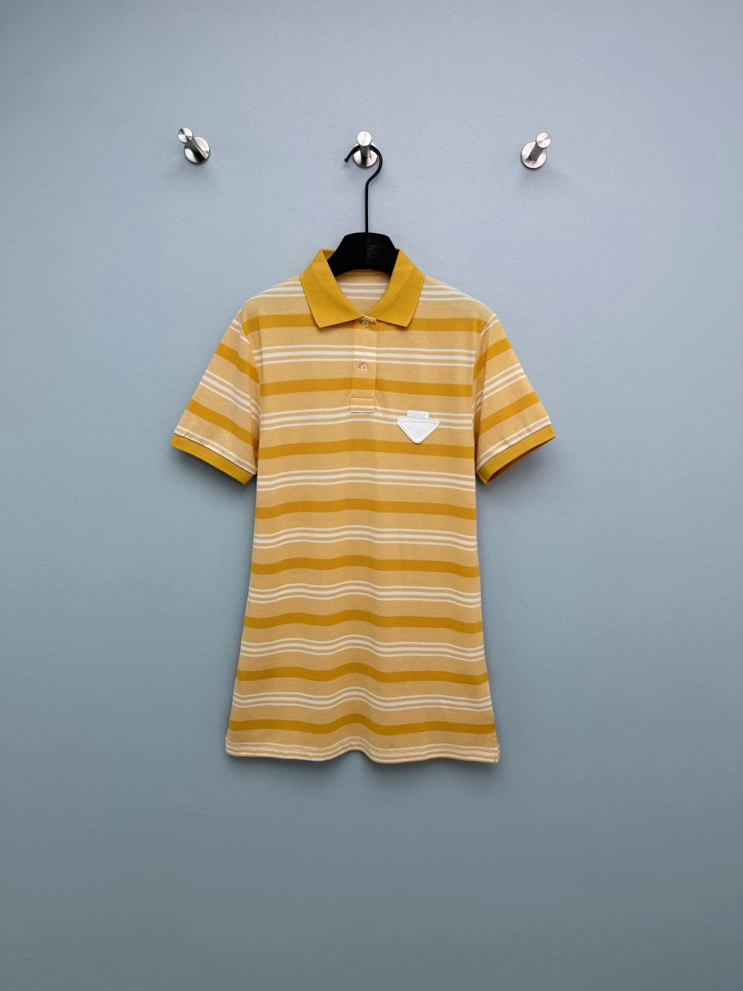 NO:780105,Prad*26 new yellow and white striped Polo collar T-shirt dress, classic Polo collar short-sleeved design, straight H-shaped long version, loose but not tight, covering the flesh and making you slim, not picky about your figure, can be worn as a T-shirt skirt/dress. The left chest is decorated with P's iconic inverted triangle white leather label, which makes it more recognizable.  The white striped Polo skirt really combines comfort and fashion. It is low-key and noble. The upper body is the loose straight version of a walking fashion blogger. It covers the flesh and makes you look slimmer. The pear-shaped figure directly makes you look like a god. The pure cotton fabric is super breathable. You will not feel sweaty when wearing it in summer. You don’t have to think about matching it when you go out. Monochrome size 3 SML, Prada-clothing, prada, prada, skirts, T-shirt, tees, t-shirt,19860909Prad*26新款黄白条纹Polo领T恤连衣裙  经典Polo领短袖设计,直筒H型长款版型,宽松不紧绷,遮肉显瘦,不挑身材,可做T恤裙/连衣裙两穿.左胸点缀P标志性倒三角白色皮标,辨识度拉满 白条纹Polo裙真的把舒适和时髦焊死了,低调又显贵,上身就是行走的时尚博主宽松直筒版型,遮肉显瘦,梨形身材直接封神 纯棉面料巨透气,夏天穿完全不闷汗,一套出门不用想搭配 单色3码SML,普拉达-服装,prada,prada,skirts,T-shirt,tees，t-shirt,,Women's clothing