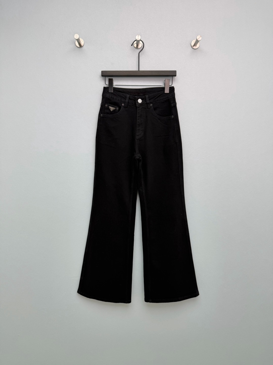 NO:780081,prad*26 new black bootcut jeans, the golden combination of high waist and bootcut, directly welds the leg length to the body!  The high-waist design hides fat on the waist and abdomen, and the slightly flared trousers perfectly cover the flesh of the calves. X-shaped/O-shaped legs can be modified quietly!  The nine-point length just exposes the ankles, and even with small leather shoes/boots, it will look taller. Little people will be ecstatic!  The triangular metal logo on the front pocket instantly adds a sense of light luxury!  The leather logo on the back waist is of superb texture, the wiring is neat, and even the hardware doesn’t feel cheap. Pear-shaped natal pants!  Black bootcut jeans make you look slimmer~Single color size 3 SML, Prada-clothing, prada, prada, boots, jeans, gold,19860909prad*26新款黑色微喇牛仔裤 高腰+微喇的黄金组合,直接把腿长焊在身上！ 高腰设计狠狠收住腰腹赘肉,微喇裤脚完美遮住小腿肉肉,X型/O型腿都能被悄悄修饰！九分长度刚好露脚踝,搭小皮鞋/短靴都显高,小个子直接狂喜！前袋的三角金属标识,轻奢感瞬间拉满！后腰皮质标质感超绝,走线工整,连五金都没有廉价感 梨形本命神裤！黑色微喇牛仔裤显瘦封神~单色3码SML,普拉达-服装,prada,prada,boots,jeans,gold,,Women's clothing