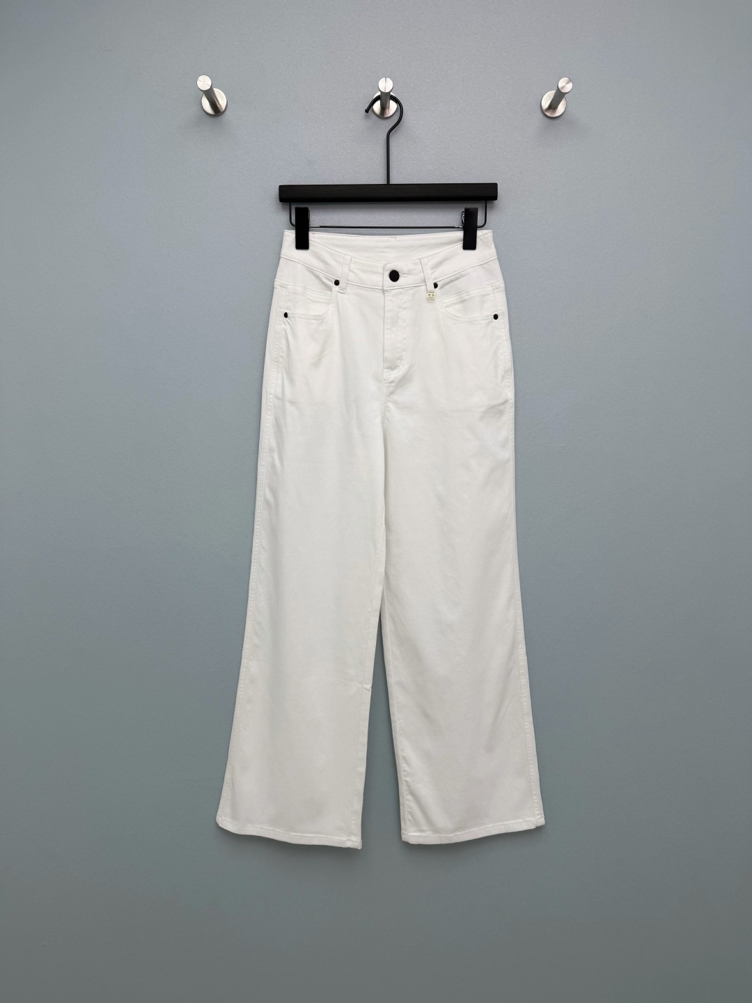 NO:780045,chan*l26's new white high-waisted wide-leg jeans. The double-C metal buckle at the waist is so delicate. It instantly adds a sense of light luxury!  The leather logo on the back waist has a superb texture, the pony embroidery on the back pocket is smart and cute, the stitching is neat, and every detail can withstand scrutiny. The high-elastic denim fabric has no sense of restraint when worn, is breathable and not sweaty, and is not hot at all in summer!  They are also crisp and not soft, and will not deform after being worn for a long time. They are durable and easy to take care of. White wide-leg jeans directly add to the atmosphere. Monochrome size 3 SML, Chanel-clothing, chanel, chanel, jeans,19860909chan*l26新款白色高腰阔腿牛仔裤 腰头的双C金属扣太精致了,轻奢感瞬间拉满！后腰皮质标质感超绝,后袋的小马刺绣灵动又可爱,走线工整,每一处细节都经得起推敲.高弹牛仔面料,穿上身毫无束缚感,透气不闷汗,夏天穿也完全不热！而且挺括不软塌,穿久了也不会变形,耐穿又好打理.白色阔腿牛仔裤直接把氛围感拉满了 单色3码SML,香奈儿-服装,chanel,chanel,jeans,,Women's clothing