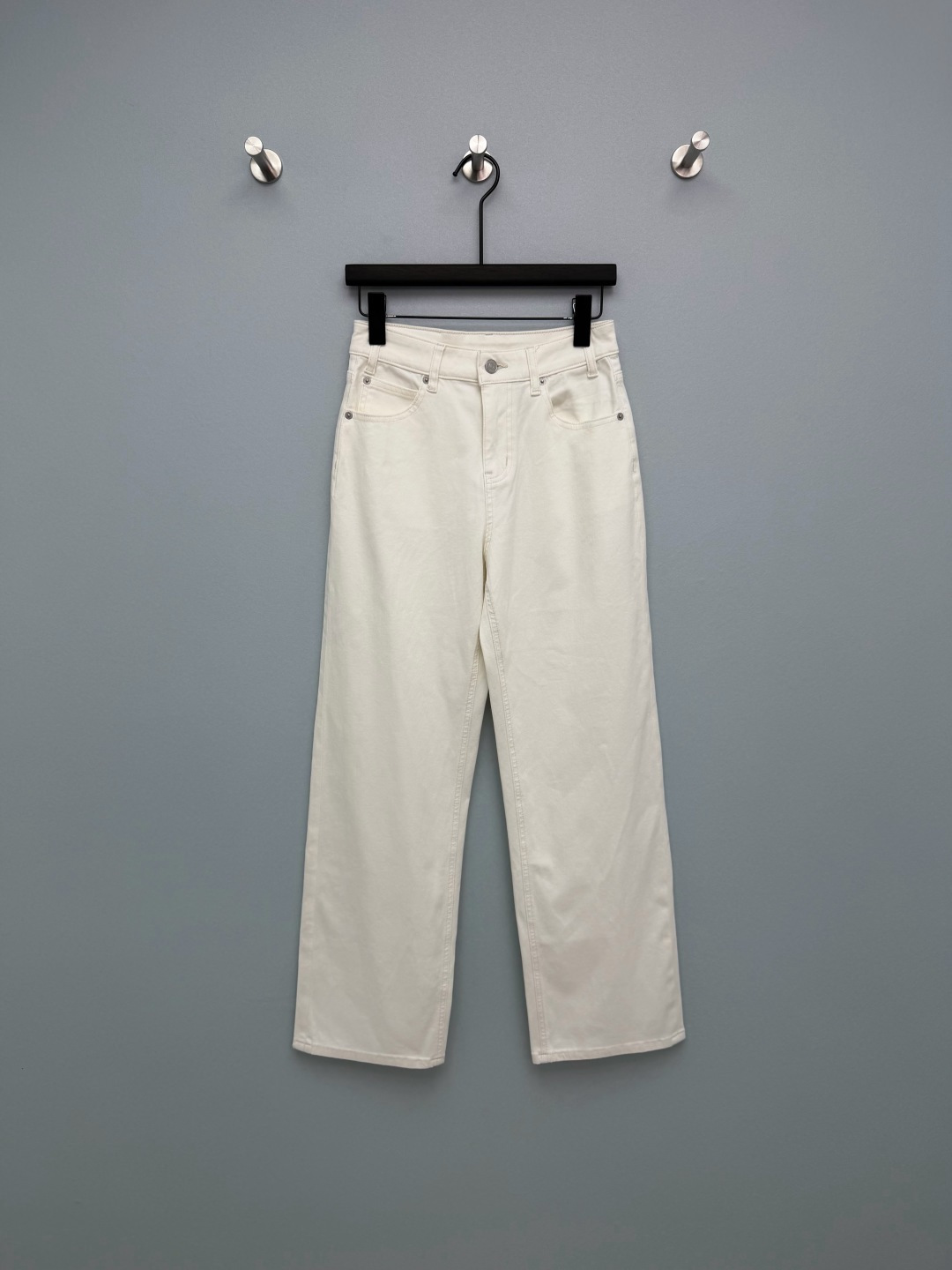 NO:780056,chan*l26's new white high-waisted wide-leg jeans are decorated with a tweed-like Double C pattern on the back pocket. The material is unique, enhancing the overall sophistication and light luxury, and becoming a visual highlight.  The brown leather back waistband is matched with rhombus embossing, and the details show a sense of high-end, with a clear brand logo, which enhances the quality of the item. High-elastic denim fabric has both stiffness and comfort. It is not easy to pill or deform, and it is not restrained for long periods of time, allowing you to move freely in daily activities. These milky white wide-leg pants will take care of your entire spring and summer outfit!  Single color size 3 SML, Chanel-clothing, chanel, chanel, jeans,19860909chan*l26新款白色高腰阔腿牛仔裤 后袋镶嵌粗花呢质感的双C图案装饰,材质独特,提升整体精致度与轻奢调性,成为视觉亮点. 后腰棕色皮质后腰标搭配菱格纹压纹,细节处彰显高级感,品牌标识感清晰,提升单品质感.高弹牛仔面料,兼具挺括度与舒适度,不易起球、不易变形,久坐无束缚,日常活动自在.这条奶白阔腿裤,承包你整个春夏的穿搭！单色3码SML,香奈儿-服装,chanel,chanel,jeans,,Women's clothing