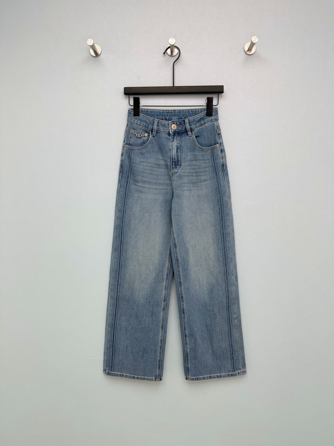 NO:780069,valentin*26's new light blue high-waisted small straight jeans. The V-shaped metal buckle on the front pocket is so exquisite, it instantly makes you feel light and luxurious!  The leather logo on the back waist has superb texture, and the lines are neatly routed. Every detail can withstand scrutiny, and you are no longer afraid of clashing styles. The fairy design of high waist + vertical lines directly welds the leg length to the body!  The high-waisted design hides fat around the waist and abdomen. The wide-leg pants perfectly cover the width of the hips and the thickness of the legs. The vertical topstitching on both sides directly lengthens the legs. The retro light blue color really goes well with it!  Single color code 3 SML,Valentino-clothing,valentino,valentino,jeans,19860909valentin*26新款浅蓝高腰小直筒牛仔裤  前袋的V字金属扣太精致了,轻奢感瞬间拉满！后腰皮质标质感超绝,走线工整,每一处细节都经得起推敲,再也不怕撞款.高腰+纵向线条的神仙设计,直接把腿长焊在身上！高腰设计狠狠收住腰腹赘肉,阔腿裤型完美遮住胯宽和腿粗,双侧纵向明线直接拉长腿型,复古浅蓝真的太好搭了！单色3码SML,华伦天奴-服装,valentino,valentino,jeans,,Women's clothing