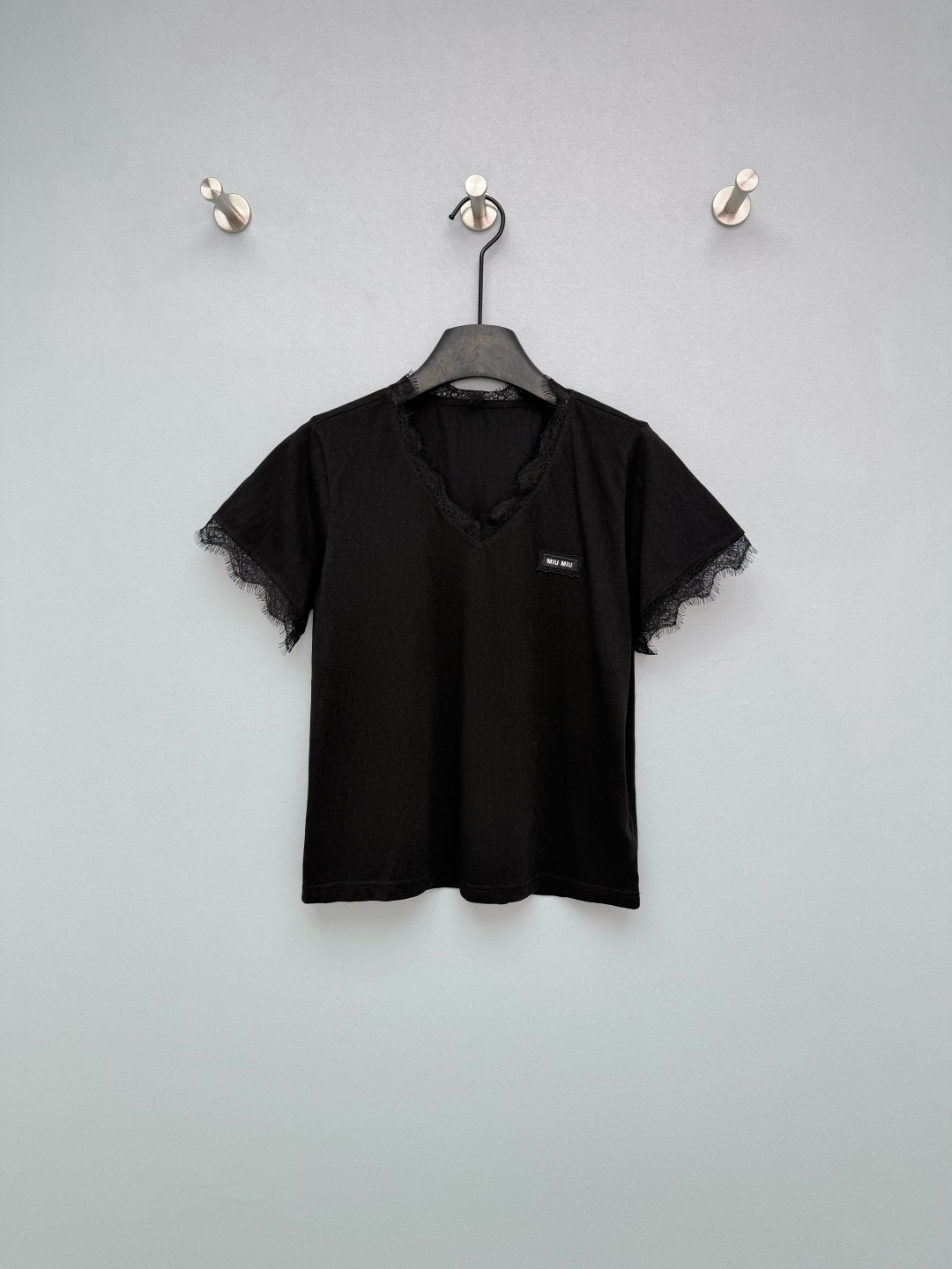 NO:780078,miumi*26 new lace splicing V-neck T-shirt. The V-neck splicing eyelash lace is gentle and pure, it modifies the face and lengthens the neckline; the cuffs are designed with the same lace, which is smart and delicate; the MIU wind woven label on the chest is full of texture and instantly enhances the sense of luxury of the outfit. Delicate and skin-friendly pure cotton fabric is soft and breathable, so you won’t feel sweaty when wearing it in summer!  It has a good drape feeling and is not easy to wrinkle. It looks good with any outfit and is easy to take care of. It does not shrink or deform when machine washed ~ 2 colors and 3 sizes SML, Miumiu-clothing, miumiu, tees, t-shirt,19860909miumi*26新款蕾丝拼接V领T恤 V领拼接睫毛蕾丝,温柔又纯欲,修饰脸型拉长颈线；袖口同款蕾丝设计,灵动又精致；胸前的MIU风织唛标,质感满满,瞬间提升穿搭高级感.细腻亲肤纯棉面料,柔软透气,夏天穿也不闷汗！垂坠感好,不易起皱,随手一搭都好看,而且好打理,机洗不缩水不变形~ 2色3码SML,缪缪-服装,miumiu,tees，t-shirt,,Women's clothing
