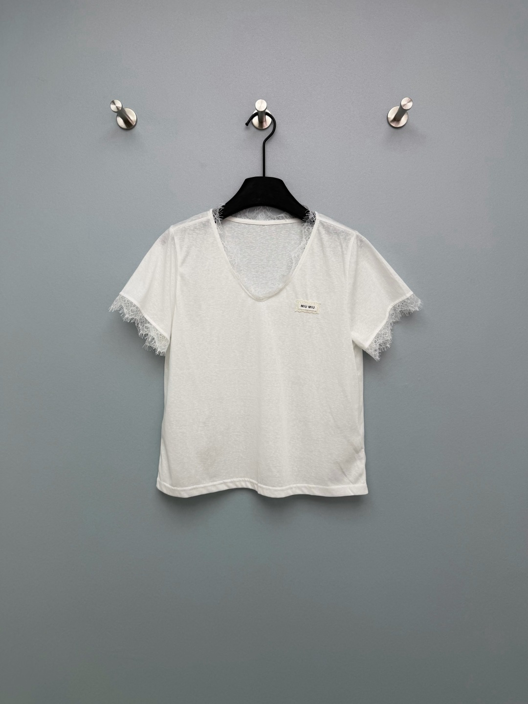 NO:780091,miumi*26 new lace splicing V-neck T-shirt The V-neck splicing eyelash lace is gentle and pure, it modifies the face and lengthens the neckline; the same lace design on the cuffs is smart and delicate; the MIU wind woven label on the chest is full of texture and instantly enhances the sense of luxury in your outfit. Delicate and skin-friendly pure cotton fabric is soft and breathable, so you won’t feel sweaty when wearing it in summer!  It has a good drape feeling and is not easy to wrinkle. It looks good with any outfit and is easy to take care of. It does not shrink or deform when machine washed ~ 2 colors and 3 sizes SML, Miumiu-clothing, miumiu, tees, t-shirt,19860909miumi*26新款蕾丝拼接V领T恤 V领拼接睫毛蕾丝,温柔又纯欲,修饰脸型拉长颈线；袖口同款蕾丝设计,灵动又精致；胸前的MIU风织唛标,质感满满,瞬间提升穿搭高级感.细腻亲肤纯棉面料,柔软透气,夏天穿也不闷汗！垂坠感好,不易起皱,随手一搭都好看,而且好打理,机洗不缩水不变形~ 2色3码SML,缪缪-服装,miumiu,tees，t-shirt,,Women's clothing