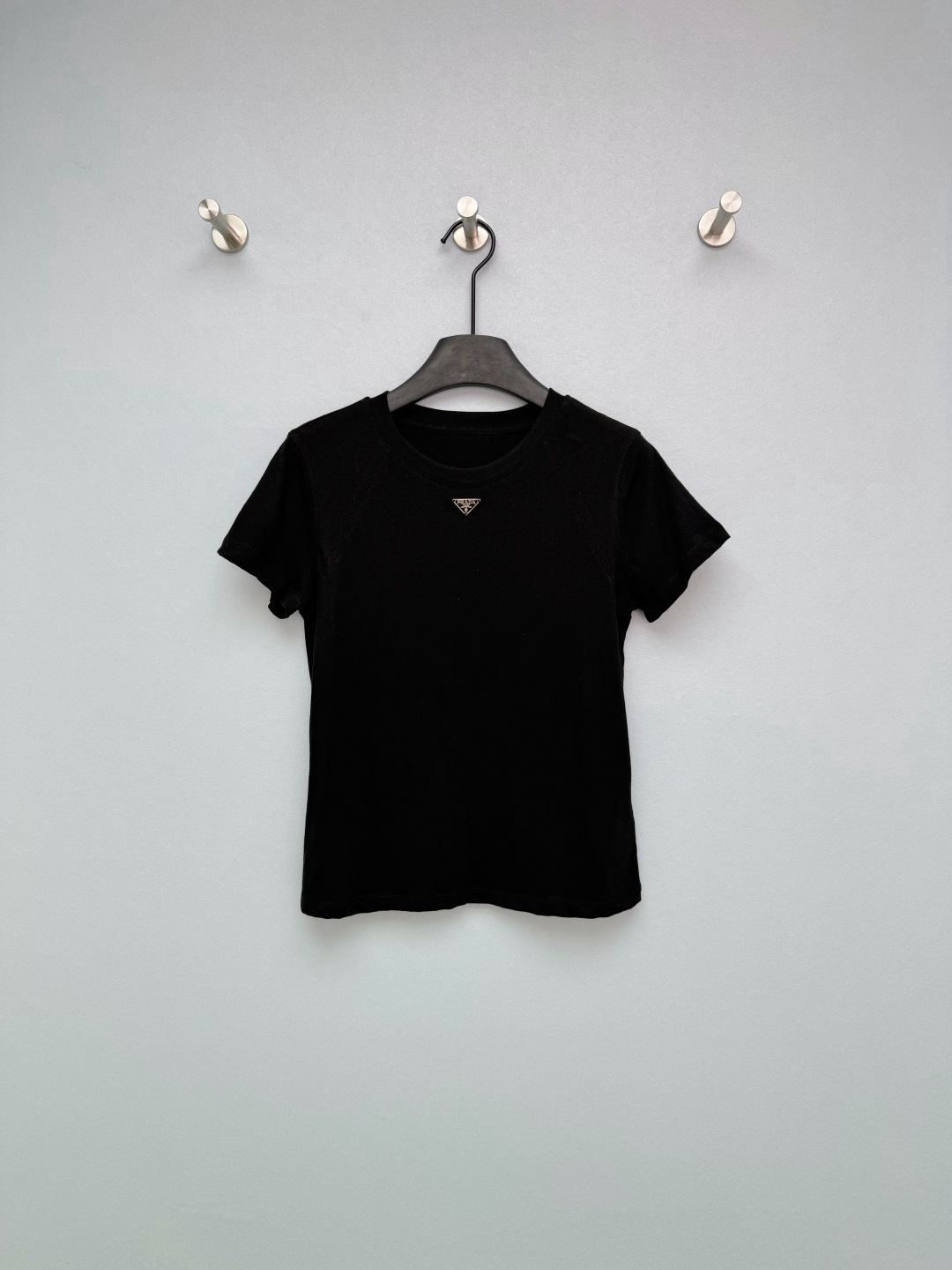 NO:780073,prad*26 new triangle logo raglan T-shirt has a slim fit and short design, which can easily control the fat on the waist and abdomen, and optimize the body proportions; the raglan sleeves perfectly modify the shoulder line, and sisters with slippery and wide shoulders will be ecstatic!  Pair it with high-waisted jeans for a casual and casual style, and with a skirt it instantly becomes a gentle commuter style. Even a small person can wear it to have long legs. The triangular metal logo on the chest is really eye-catching!  The sense of light luxury is instantly enhanced, and you are no longer afraid of clashing styles. The fabric is made of fine cotton material, soft and skin-friendly, breathable and not sweaty in summer ~ 2 colors and 3 sizes SML, Prada-clothing, prada, prada, skirts, jeans, tees, t-shirt,19860909prad*26新款三角标插肩T恤 修身短款设计,轻松收住腰腹赘肉,优化身材比例；插肩袖完美修饰肩线,溜肩、宽肩姐妹直接狂喜！搭高腰牛仔裤是元气休闲风,配半身裙秒变温柔通勤风,小个子也能穿出大长腿.胸前的三角金属标真的太点睛了！轻奢感瞬间提升,再也不怕撞款.面料是细腻的棉感材质,柔软亲肤,夏天穿透气不闷汗~ 2色3码SML,普拉达-服装,prada,prada,skirts,jeans,tees，t-shirt,,Women's clothing