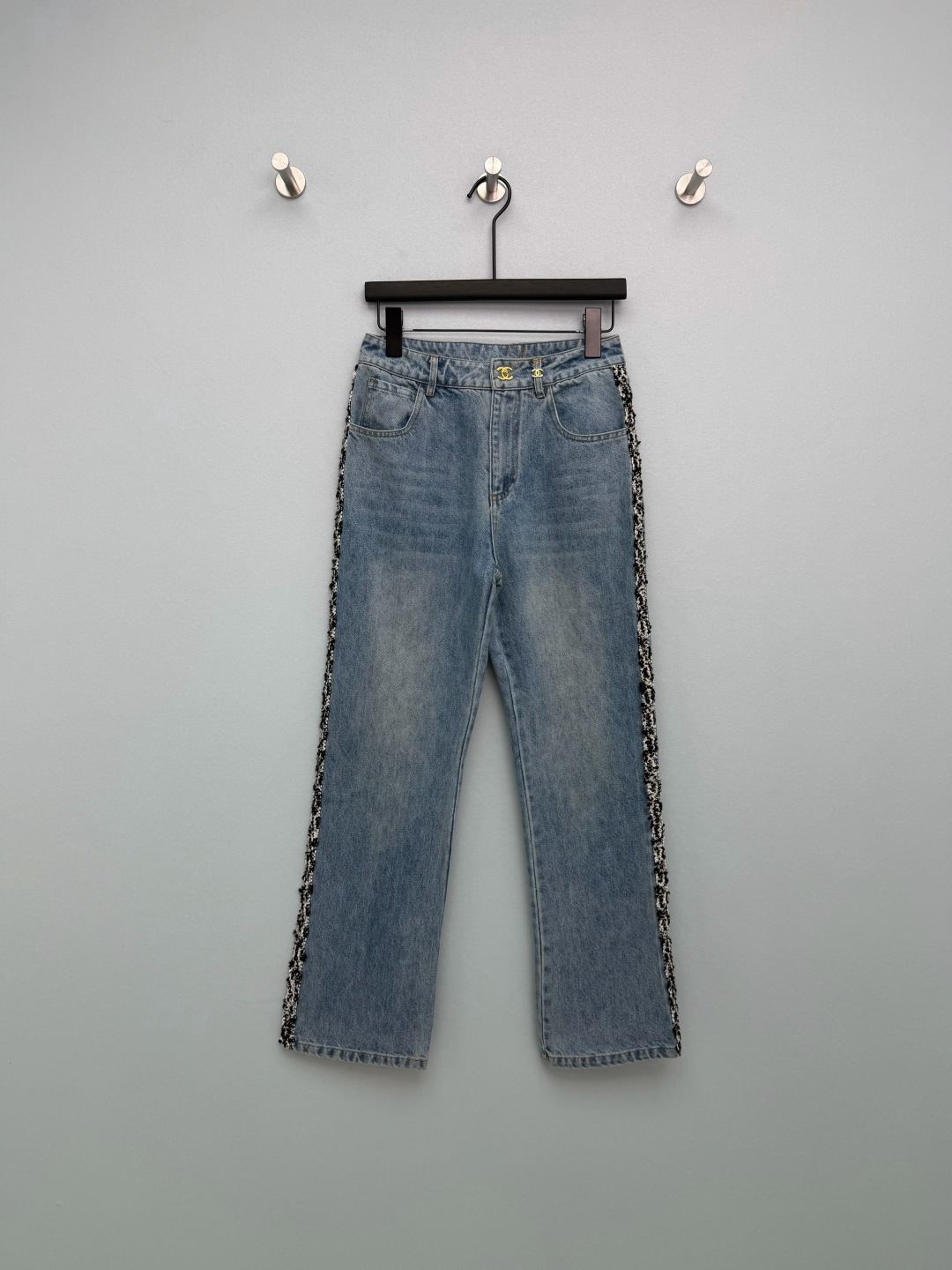 NO:780088,chan*l 26 new denim trousers with double C embroidery on the side. The gold double C metal buckle on the front has a high-end texture and instantly enhances the light and luxurious tone. It becomes the visual finishing touch and breaks the monotony of the basic denim style. The black and white tweed webbing on the side of the trousers is retro and exquisite, adding layering and sophistication to the outfit, giving it a sweet and cool style. The double C ring buckle embroidery on the back waist + gold stitching technology highlights the sense of quality in the details and enhances the overall design.  Classic washed denim fabric, soft but not slumped, skin-friendly and breathable, not easy to pill and deform, washable and durable, with an old washed texture and a retro atmosphere~Single color size 3 SML, Chanel-clothing, chanel, chanel,19860909chan*l 26新款双C刺绣侧拼牛仔长裤 前襟金色双C金属扣,质感高级,瞬间提升轻奢调性,成为视觉点睛之笔,打破牛仔基础款单调.裤身侧边拼接黑白粗花呢织带,复古精致,增加穿搭层次感与精致度,甜酷风格拉满.后腰双C环扣刺绣+金色车线工艺,细节处彰显品质感,提升整体设计感 经典水洗牛仔面料,软而不塌,亲肤透气,不易起球变形,耐洗耐穿,同时做旧水洗质感,自带复古氛围感~单色3码SML,香奈儿-服装,chanel,chanel,,Women's clothing