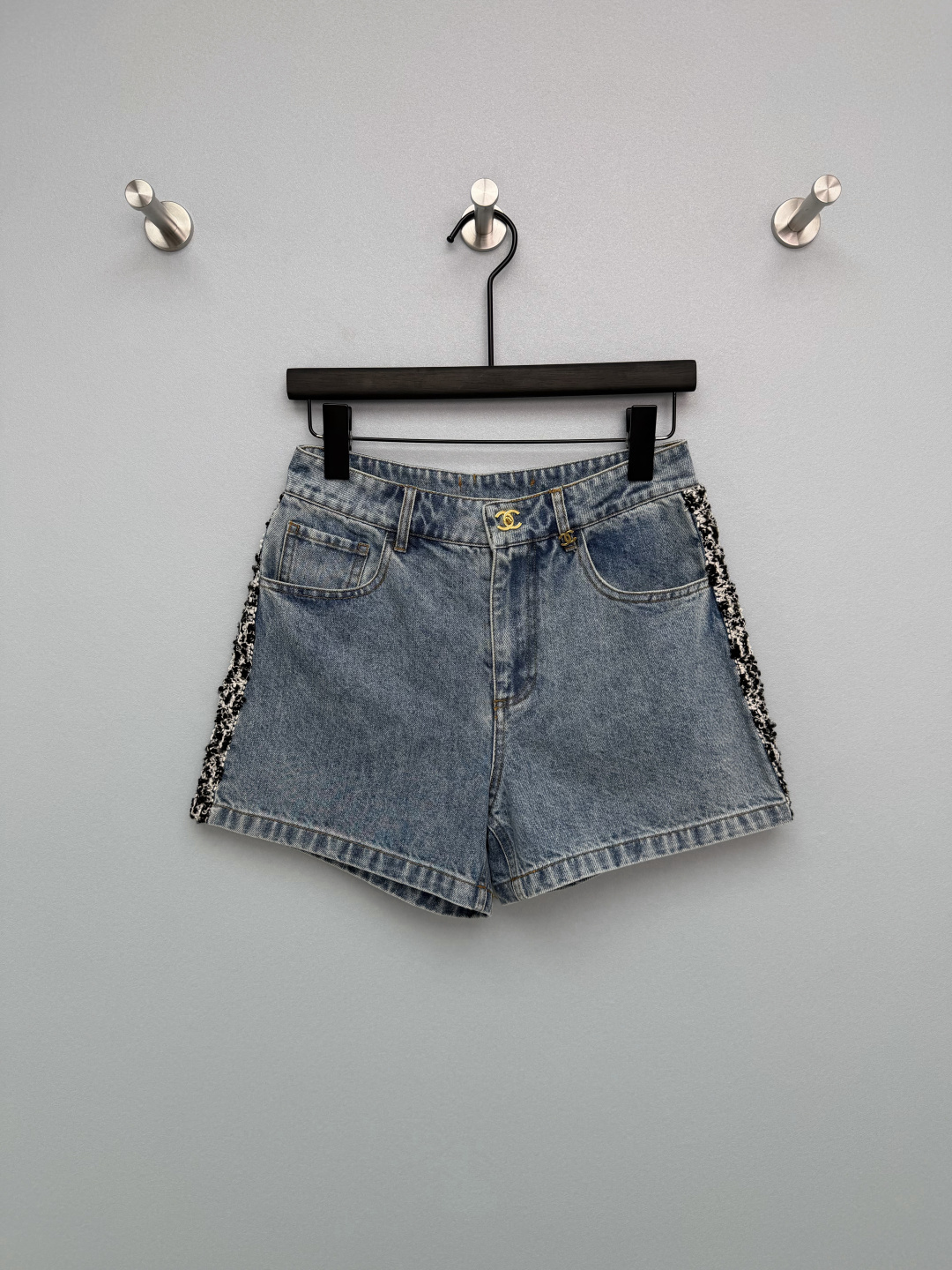 NO:780044,chan*l 26 new style double C embroidered side patchwork denim shorts. The gold double C metal buckle on the front has a high-end texture and instantly enhances the light luxury tone. It becomes the visual finishing touch and breaks the monotony of the basic denim style. The black and white tweed webbing on the side of the trousers is retro and refined, adding layering and sophistication to the outfit, giving it a sweet and cool style. The double C ring buckle embroidery on the back waist + gold stitching technology highlights the sense of quality in the details and enhances the overall design.  Classic washed denim fabric, soft but not slumped, skin-friendly and breathable, not easy to pill and deform, washable and durable, with an old washed texture and a retro atmosphere~Single color size 3 SML, Chanel-clothing, chanel, chanel, shorts,19860909chan*l 26新款双C刺绣侧拼牛仔短裤 前襟金色双C金属扣,质感高级,瞬间提升轻奢调性,成为视觉点睛之笔,打破牛仔基础款单调.裤身侧边拼接黑白粗花呢织带,复古精致,增加穿搭层次感与精致度,甜酷风格拉满.后腰双C环扣刺绣+金色车线工艺,细节处彰显品质感,提升整体设计感 经典水洗牛仔面料,软而不塌,亲肤透气,不易起球变形,耐洗耐穿,同时做旧水洗质感,自带复古氛围感~单色3码SML,香奈儿-服装,chanel,chanel,shorts,,Women's clothing
