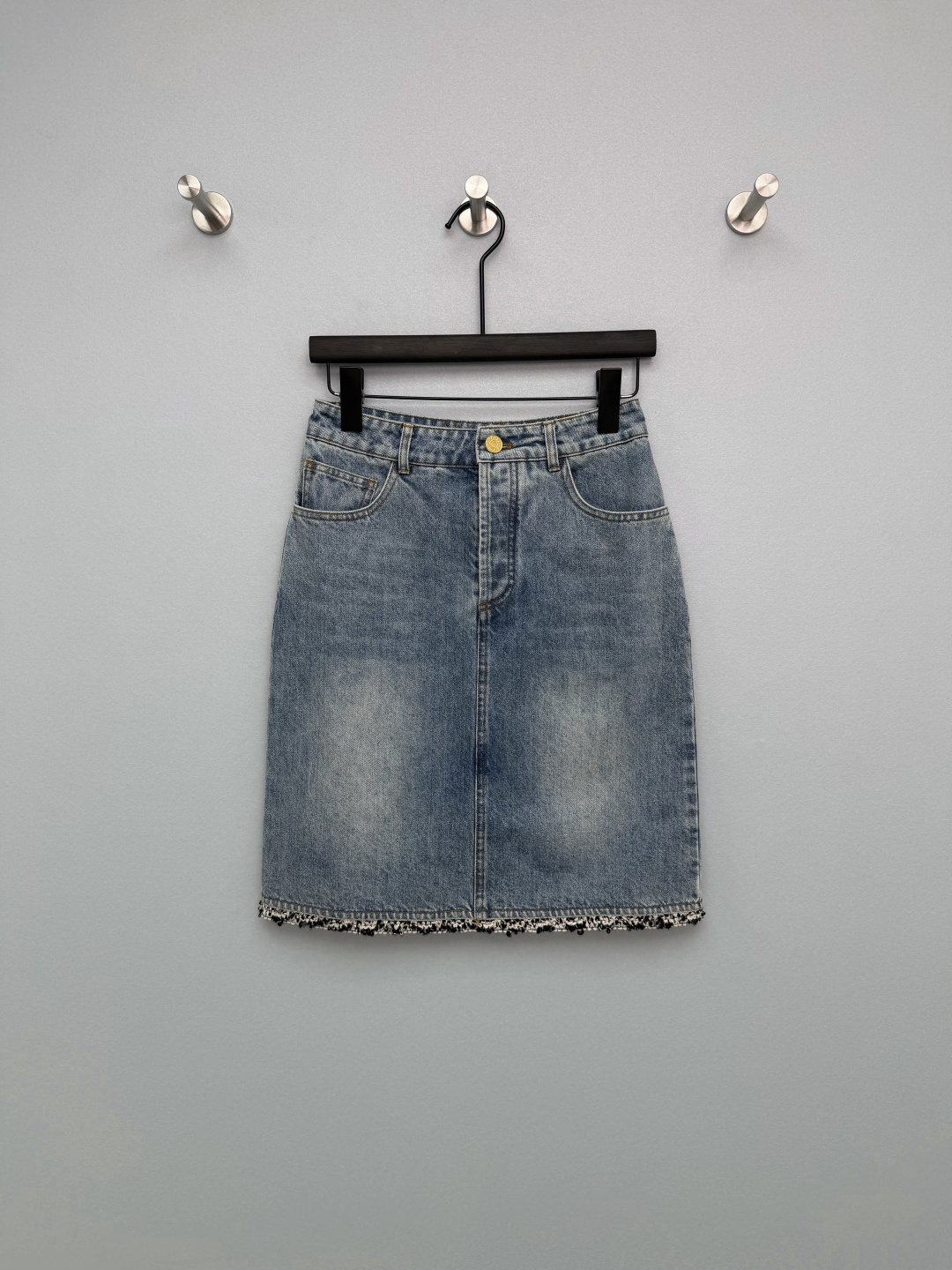 NO:780054,chan*l 26 new double C embroidered side patchwork denim skirt. The gold double C metal buckle on the front has a high-end texture and instantly enhances the light luxury tone. It becomes the visual finishing touch and breaks the monotony of the basic denim style. The black and white tweed webbing on the side of the trousers is retro and exquisite, adding layering and sophistication to the outfit, giving it a sweet and cool style. The double C ring buckle embroidery on the back waist + gold stitching technology highlights the sense of quality in the details and enhances the overall design.  Classic washed denim fabric, soft but not slumped, skin-friendly and breathable, not easy to pill and deform, washable and durable, with an old washed texture and a retro atmosphere~Single color size 3 SML, Chanel-clothing, chanel, chanel, skirts,19860909chan*l 26新款双C刺绣侧拼牛仔半裙 前襟金色双C金属扣,质感高级,瞬间提升轻奢调性,成为视觉点睛之笔,打破牛仔基础款单调.裤身侧边拼接黑白粗花呢织带,复古精致,增加穿搭层次感与精致度,甜酷风格拉满.后腰双C环扣刺绣+金色车线工艺,细节处彰显品质感,提升整体设计感 经典水洗牛仔面料,软而不塌,亲肤透气,不易起球变形,耐洗耐穿,同时做旧水洗质感,自带复古氛围感~单色3码SML,香奈儿-服装,chanel,chanel,skirts,,Women's clothing