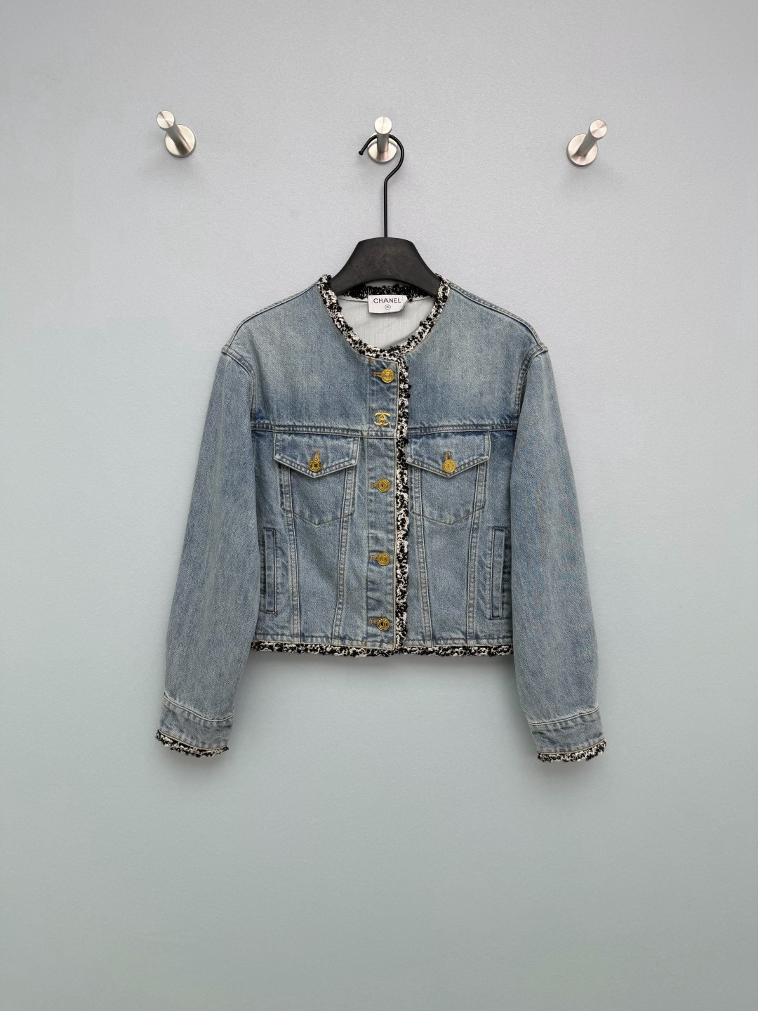 NO:780066,chan*l 26 new double C embroidered patchwork denim jacket with full edge black and white tweed raw edges, classic small fragrance elements, instantly full of light luxury!  The texture of the aged golden double C metal buckle is superb, every trace is neat and delicate, and the details are controlled directly, so you are no longer afraid of clashing styles. The vintage aged washed denim fabric is soft but not collapsed, crisp and stylish, not easy to pill and deform, and has both comfort and style, making it easy to wear in spring and autumn. It has a retro atmosphere~Single color 3 size SML, Chanel-clothing, chanel, chanel, jackets & coats,19860909chan*l 26新款双C刺绣拼边牛仔外套 全边黑白粗花呢毛边镶边,经典小香风元素,轻奢感瞬间拉满！做旧金色双C金属扣质感超绝,每一处走线都工整精致,细节控直接狂喜,再也不怕撞款.复古做旧水洗牛仔面料,软而不塌,挺括有型,不易起球变形,兼具舒适度与造型感,春秋穿着无负担.自带复古氛围感~单色3码SML,香奈儿-服装,chanel,chanel,jackets & coats,,Women's clothing