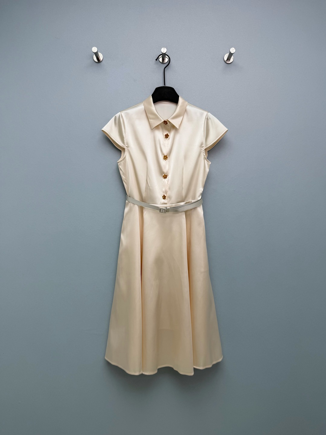 NO:780064,DIO*26 new CD camellia gold buckle satin dress has small flying sleeves and capped shoulder sleeves. The placket adopts a camellia-shaped golden metal buckle with embedded CD logo. It has a high-end texture and injects a light luxury soul into the basic style. The details highlight the brand tone. The adjustable belt with the same fabric can be freely adjusted for tightness, taking both comfort and style into account. The belt buckle is exquisite and compact, improving the overall sophistication.  High-draping satin fabric, full of luster, silky and skin-friendly, breathable, not sweaty, not easy to wrinkle, with high-end texture, draping and stylish. Off-white is gentle and cool, pure black is slim and elegant, two classic colors, meet different dressing needs, no matter skin color ~ 2 colors and 3 sizes SML, Dior-clothing, dior, dior, skirts,19860909DIO*26新款CD山茶花金扣缎面连衣裙 小飞袖盖肩袖设计 门襟采用山茶花造型金色金属扣,内嵌CD标识,质感高级,为基础款注入轻奢灵魂,细节处彰显品牌调性.同面料可调节腰带,自由调节松紧,兼顾舒适度与造型感,腰带扣精致小巧,提升整体精致度. 高垂坠感缎面面料,光泽感拉满,丝滑亲肤,透气不闷汗,不易起皱,自带高级质感,垂顺有型.米白色温柔清冷,纯黑显瘦大气,两款经典色,满足不同穿搭需求,不挑肤色~ 2色3码SML,迪奥-服装,dior,dior,skirts,,Women's clothing