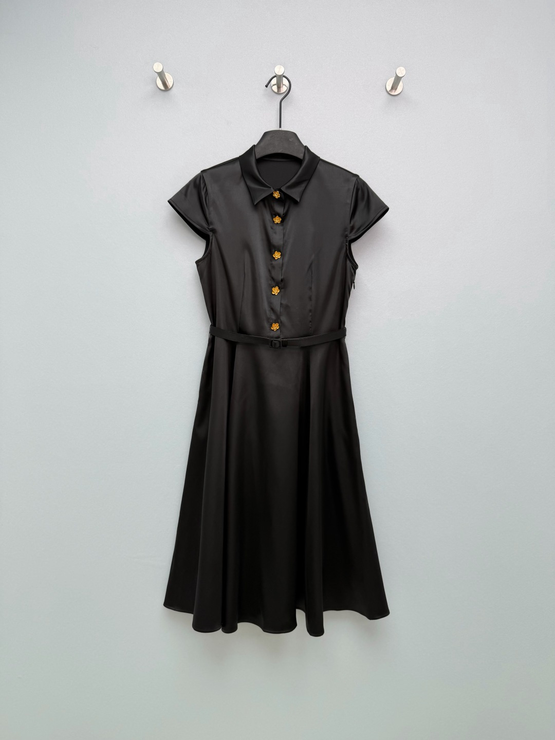 NO:780076,DIO*26 new CD camellia gold buckle satin dress has small flying sleeves and capped shoulder sleeves. The placket adopts a camellia-shaped golden metal buckle with embedded CD logo. It has a high-end texture and injects a light luxury soul into the basic style. The details highlight the brand tone. The adjustable belt with the same fabric can be freely adjusted for tightness, taking both comfort and style into account. The belt buckle is exquisite and compact, improving the overall sophistication.  High-draping satin fabric, full of luster, silky and skin-friendly, breathable, not sweaty, not easy to wrinkle, with high-end texture, draping and stylish. Off-white is gentle and cool, pure black is slim and elegant, two classic colors, meet different dressing needs, no matter skin color ~ 2 colors and 3 sizes SML, Dior-clothing, dior, dior, skirts,19860909DIO*26新款CD山茶花金扣缎面连衣裙 小飞袖盖肩袖设计 门襟采用山茶花造型金色金属扣,内嵌CD标识,质感高级,为基础款注入轻奢灵魂,细节处彰显品牌调性.同面料可调节腰带,自由调节松紧,兼顾舒适度与造型感,腰带扣精致小巧,提升整体精致度. 高垂坠感缎面面料,光泽感拉满,丝滑亲肤,透气不闷汗,不易起皱,自带高级质感,垂顺有型.米白色温柔清冷,纯黑显瘦大气,两款经典色,满足不同穿搭需求,不挑肤色~ 2色3码SML,迪奥-服装,dior,dior,skirts,,Women's clothing