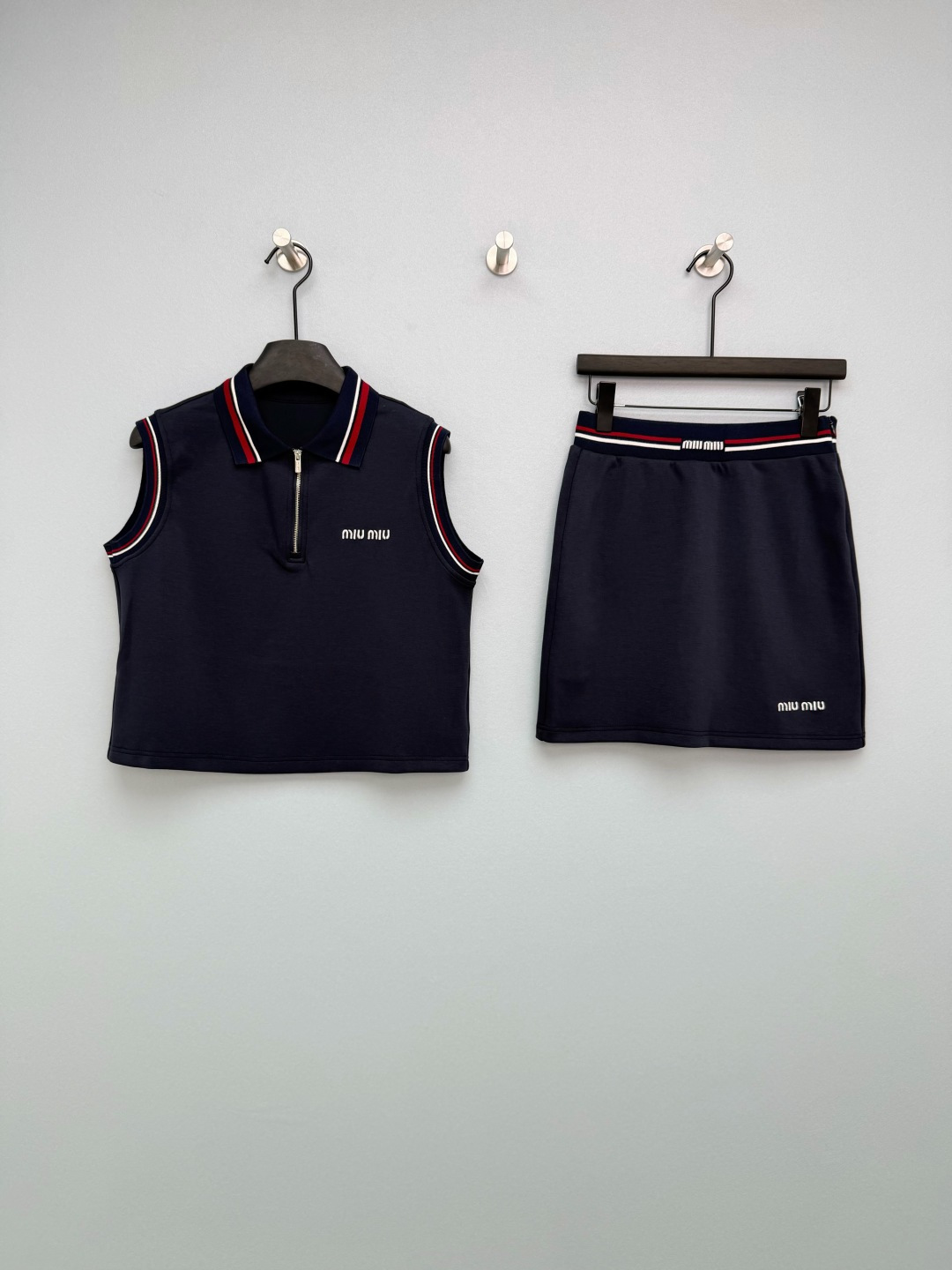 NO:780031,Miumi*26 new style preppy style Polo collar sleeveless suit  The collar, cuffs and waistband are all made of contrasting red/white/blue ribbed webbing, a classic college style element that instantly enhances youthfulness and design, breaking the monotony of basic styles. The tops and skirts are all embroidered with the MIU letter logo, and the waistband is also printed with the brand name. Details  It shows the light and luxurious tone in every aspect and enhances the recognition. The half-open silver metal zipper on the top is smooth and durable, with high-end texture, injecting a sense of sophistication into the simple style. Navy blue is retro and calm, and off-white is refreshing and clean. The two classic colors can meet different dressing needs, regardless of skin color~  2 colors and 3 codes SML, Miu Miu-clothing, miumiu, skirts,19860909Miumi*26新款风学院风Polo领无袖套装 领口、袖口、腰头均采用红/白/蓝撞色罗纹织带,经典学院风元素,瞬间提升青春感与设计感,打破基础款单调.上衣、半裙均绣有MIU字母logo,腰头织带也印有品牌字样,细节处彰显轻奢调性,提升辨识度.上衣半开式银色金属拉链,顺滑耐用,质感高级,为简约款式注入精致感.藏青色复古沉稳,米白色清爽干净,两款经典色,满足不同穿搭需求,不挑肤色~ 2色3码SML,缪缪-服装,miumiu,skirts,,Women's clothing
