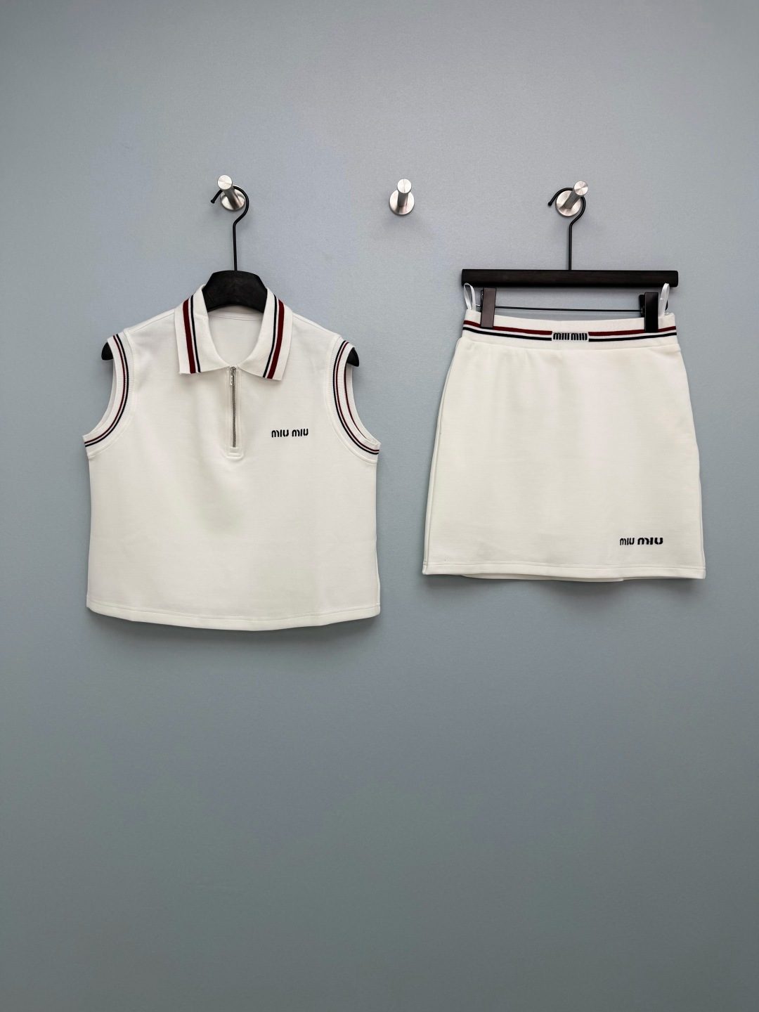 NO:780037,Miumi*26 new style preppy style Polo collar sleeveless suit  The collar, cuffs and waistband are all made of contrasting red/white/blue ribbed webbing, a classic college style element that instantly enhances youthfulness and design, breaking the monotony of basic styles. The tops and skirts are all embroidered with the MIU letter logo, and the waistband is also printed with the brand name. Details  It shows the light and luxurious tone in every aspect and enhances the recognition. The half-open silver metal zipper on the top is smooth and durable, with high-end texture, injecting a sense of sophistication into the simple style. Navy blue is retro and calm, and off-white is refreshing and clean. The two classic colors can meet different dressing needs, regardless of skin color~  2 colors and 3 codes SML, Miu Miu-clothing, miumiu, skirts,19860909Miumi*26新款风学院风Polo领无袖套装 领口、袖口、腰头均采用红/白/蓝撞色罗纹织带,经典学院风元素,瞬间提升青春感与设计感,打破基础款单调.上衣、半裙均绣有MIU字母logo,腰头织带也印有品牌字样,细节处彰显轻奢调性,提升辨识度.上衣半开式银色金属拉链,顺滑耐用,质感高级,为简约款式注入精致感.藏青色复古沉稳,米白色清爽干净,两款经典色,满足不同穿搭需求,不挑肤色~ 2色3码SML,缪缪-服装,miumiu,skirts,,Women's clothing
