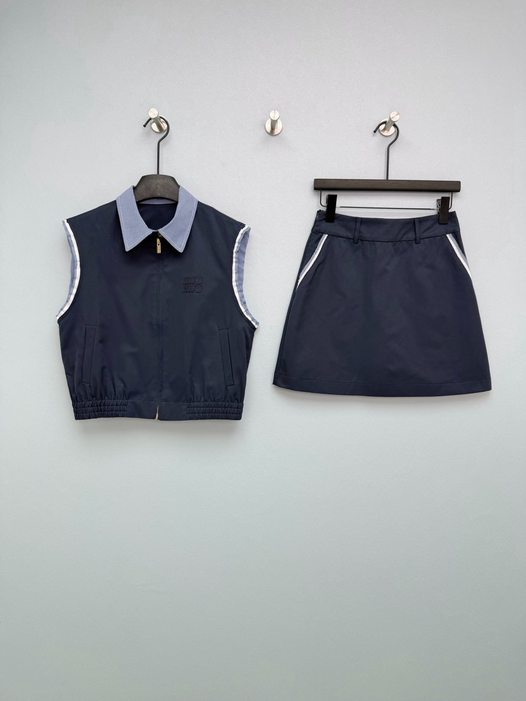 NO:780019,Miu Mi*26 new sleeveless vest + A-line skirt suit Blue and white plaid lapels + hemming details, classic college style elements, full of age reduction, instantly transformed into Korean style Short vest + A-line skirt The short vest optimizes the body proportions, making you appear taller and slimmer; the A-line skirt covers the crotch and flesh, and the pear-shaped figure is directly welded to the body. The gold brand zipper and Miu embossed logo on the back waist low-key highlight the brand identity, and the control of details is ecstatic  Miu's set really welds the girly feeling to the body with a khaki/navy blue double-sided design. One set unlocks two styles, and the sweet girl can directly become a god!  2 colors and 3 codes SML, Miu Miu-clothing, miumiu, skirts,19860909Miu Mi*26新款无袖马甲+A字半裙套装 蓝白格纹翻领+包边细节,经典学院风元素,减龄感拉满,秒变韩系 短款马甲+A字半裙 短款马甲优化身材比例,显高显瘦；A字半裙遮胯遮肉,梨形身材直接焊在身上 金色品牌拉链、后腰Miu压花logo,低调彰显品牌身份,细节控狂喜 Miu这套真的把少女感焊在身上了卡其/藏青双面穿设计,一套解锁两种风格,甜妹直接封神！2色3码SML,缪缪-服装,miumiu,skirts,,Women's clothing