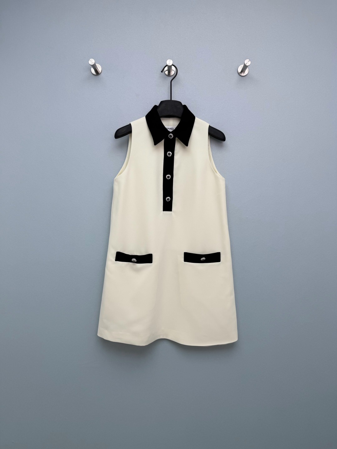 NO:780370,chan*l26's new contrasting color sleeveless dress, off-white background + black lapels/plackets/pocket edges, a timeless classic color scheme, full of high-end feel, neat sleeveless design, modified shoulder and neck lines, A-line short version to make you taller and slimmer, not flattering to your figure. Customized double-C rhinestone buttons on the placket and pockets, each one is inlaid with diamonds, full of sophistication, and low-key to highlight the brand identity. Two large decorative pockets on the chest add a sense of design and are practical at the same time!  Classic contrasting colors, eternal elegance, the upper body directly transforms into a flower of wealth in the world. Monochrome size 3 SML, Chanel-clothing, chanel, chanel, skirts,19860909chan*l26新款撞色无袖连衣裙 米白底色+黑色翻领/门襟/口袋边,永不过时的经典配色,高级感拉满,利落无袖设计,修饰肩颈线条,A字短款版型显高显瘦,不挑身材 门襟+口袋的定制双C水钻纽扣,每一颗都镶嵌满钻,精致感拉满,低调彰显品牌身份 胸前两个装饰性大口袋,增加设计感,同时兼具实用性！经典撞色,永远的香式优雅,上身直接变身人间富贵花 单色3码SML,香奈儿-服装,chanel,chanel,skirts,,Women's clothing