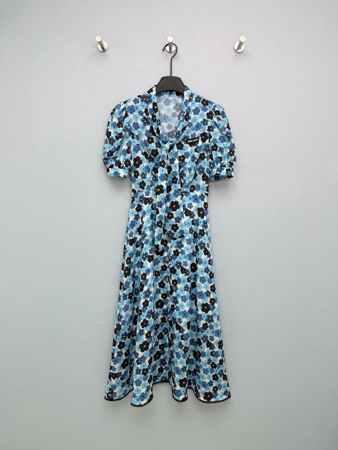 NO:780382,Miu Mi*26 new blue and black contrasting floral ribbon dress, blue + black contrasting small florals, fresh and retro, not picky at all, even wearing yellow leather looks really white!  The V-neck tie design is amazing!  Tie into a bow and feel full and gentle, spread it out casually for a lazy and relaxed feeling. It can also modify the neckline and turn into a swan neck in seconds. The short puff sleeves just cover the flesh and create right-angled shoulders. It is sweet but not strong. It is very friendly to fat sisters. The high waistline + large skirt optimizes the body proportions in one second, makes you taller and slimmer, covers the crotch and flesh, and the pear-shaped figure is directly welded to the body. Miu on the chest  The letter logo and exquisite buttons on the cuffs are low-key and high-end. I love the details. The draping silky fabric is skin-friendly, breathable and not sweaty. It is refreshing and comfortable to wear in spring and summer. Miu's blue and black floral skirt is so beautiful that I am speechless!  Who can resist a sweet girl dress with a cool feeling!  Single color size 3 SML, Miu Miu-clothing, miumiu, skirts,19860909Miu Mi*26新款蓝黑撞色碎花飘带连衣裙 蓝+黑撞色小碎花,清新又复古 完全不挑皮,黄皮穿也巨显白！V领领口系带设计太绝了！系成蝴蝶结温柔感拉满,随意散开又有慵懒松弛感,还能修饰颈线,秒变天鹅颈 短款泡泡袖刚好遮住拜拜肉,打造直角肩,甜而不壮,对微胖姐妹超友好 高腰线+大裙摆,一秒优化身材比例,显高显瘦,遮胯遮肉,梨形身材直接焊在身上 胸前Miu 字母标、袖口精致纽扣,低调又高级,细节控直接爱了 垂顺丝滑面料 亲肤透气不闷汗,春夏穿清爽舒适,被Miu这条蓝黑碎花裙美到失语！谁能拒绝自带清冷感的甜妹连衣裙！单色3码SML,缪缪-服装,miumiu,skirts,,Women's clothing